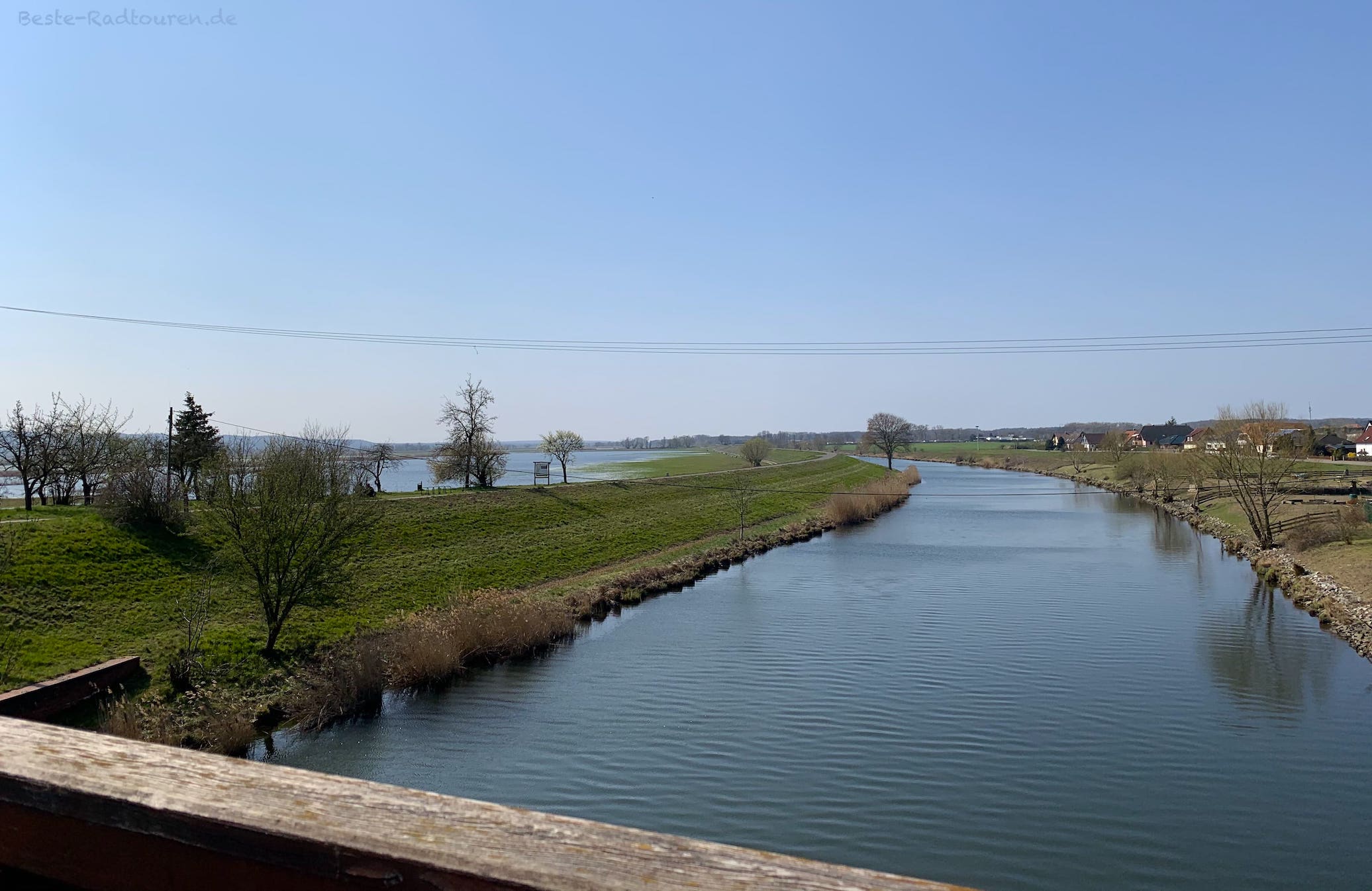 Foto vom Oderradweg auf dem Damm zwischen Hohensaaten-Friedrichtsthaler Wasserstraße und Nationalpark Unteres Odertal