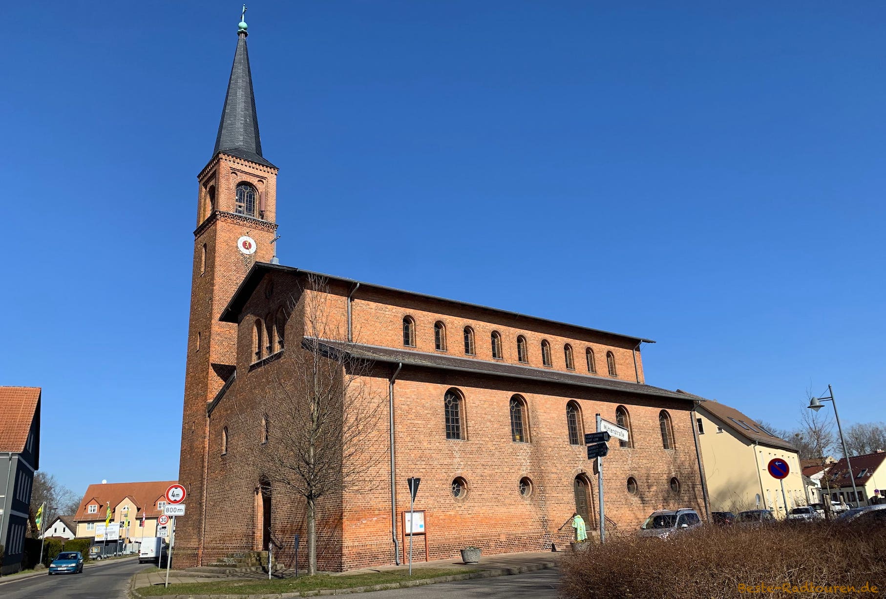 Dorfkirche Saarmund, Foto von der Seite