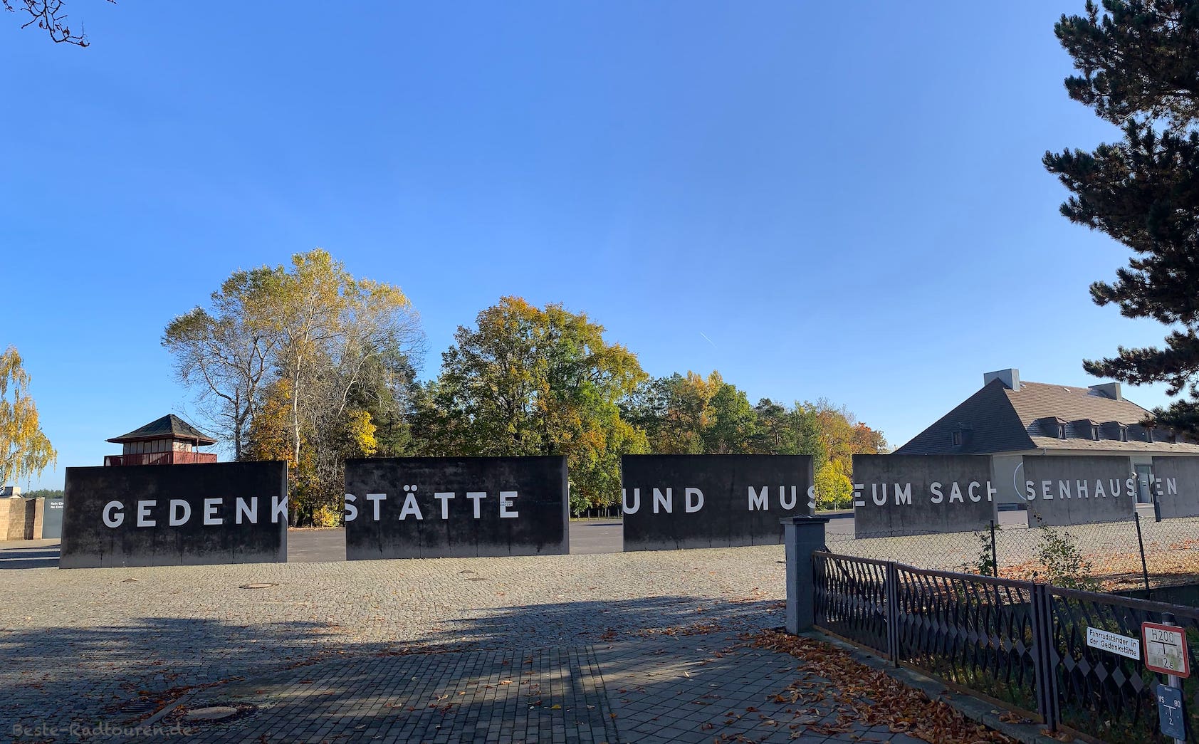 Foto von außen: Eingang Gedenkstätte KZ Sachsenhausen, Oranienburg