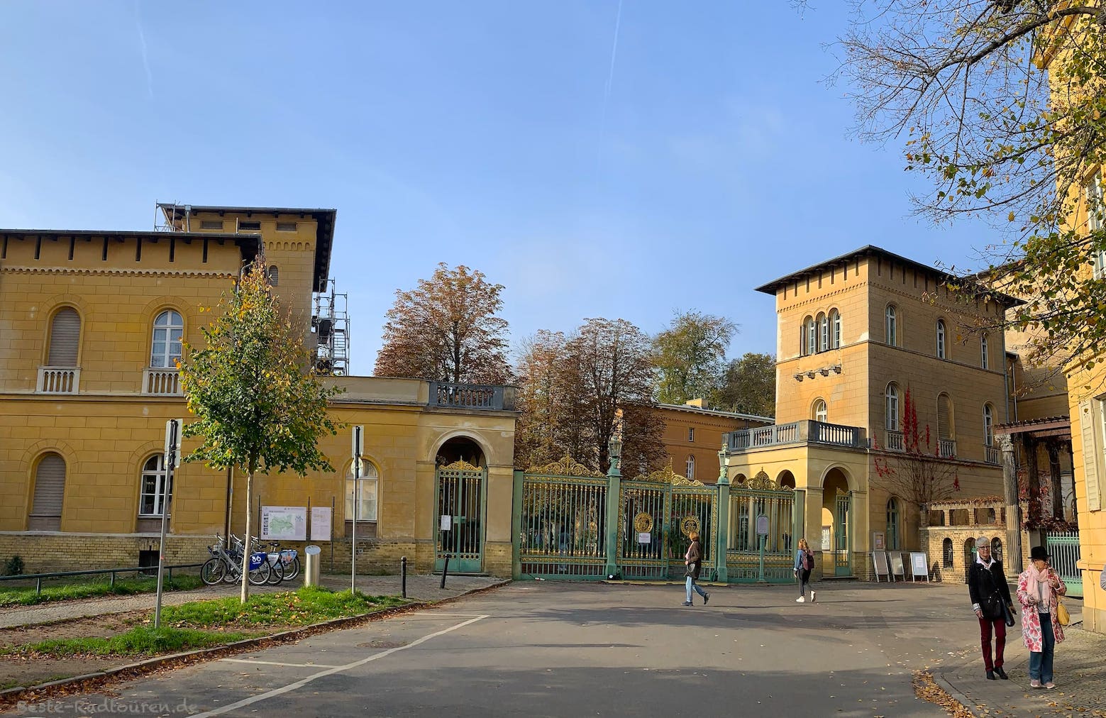Eingang bzw. Ausgang Grünes Gitter Sanssouci Potsdam, Foto von außen