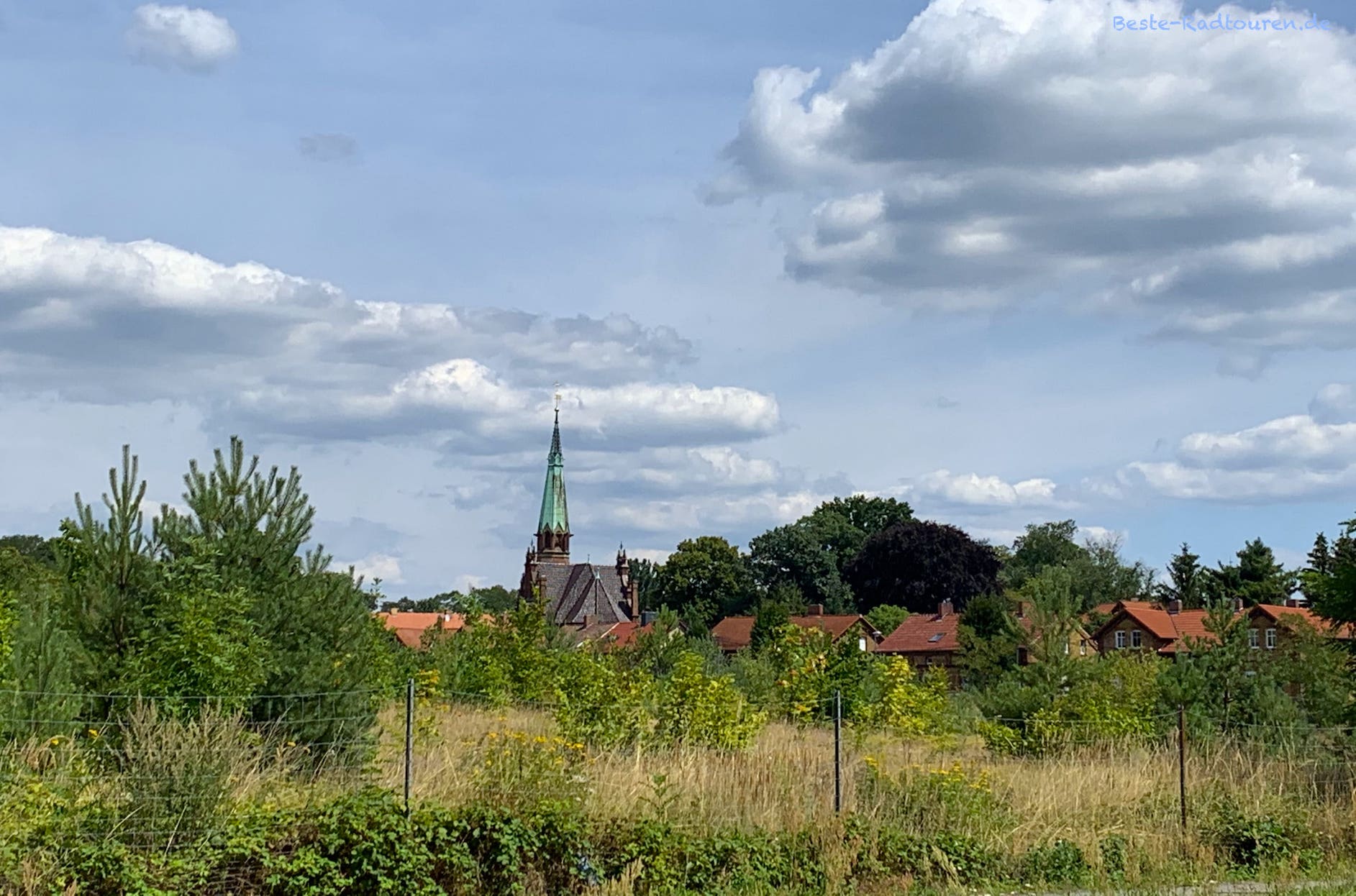 Foto vom Fürst-Pückler-Radweg aus: Blick auf das Dorf Annahütte, Kirche