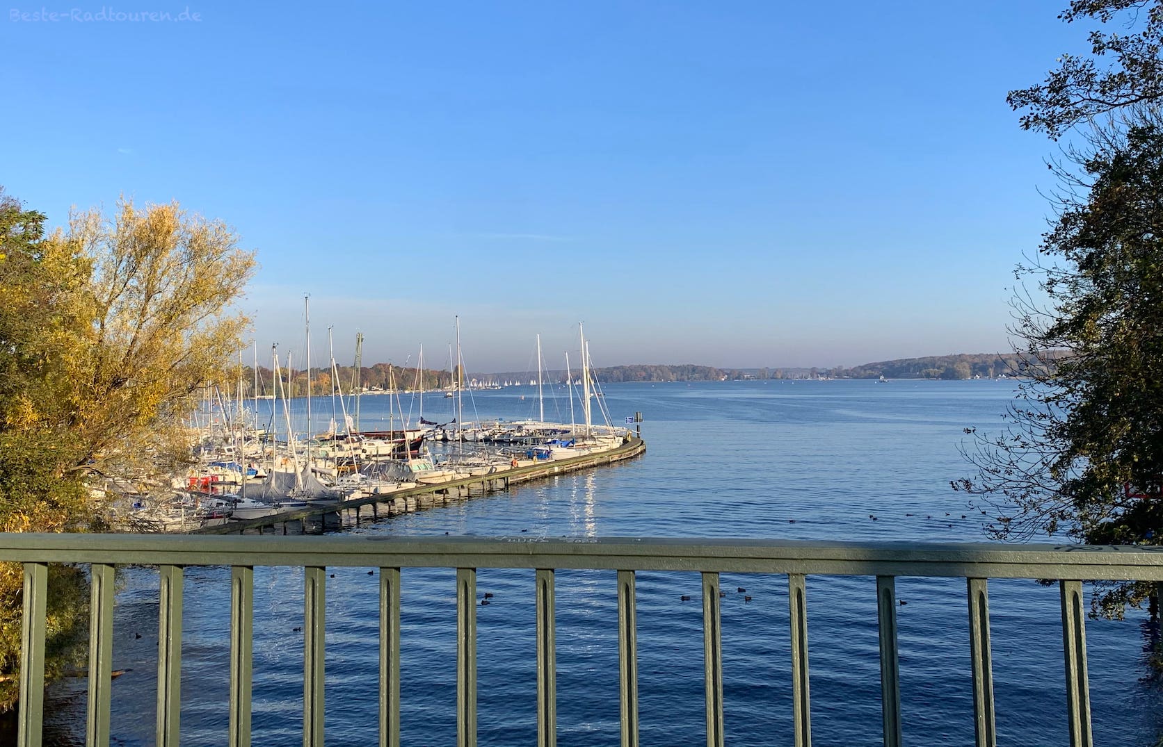 Foto von der Brücke auf der Königstraße aus: Großer Wannsee, links der Yachthafen