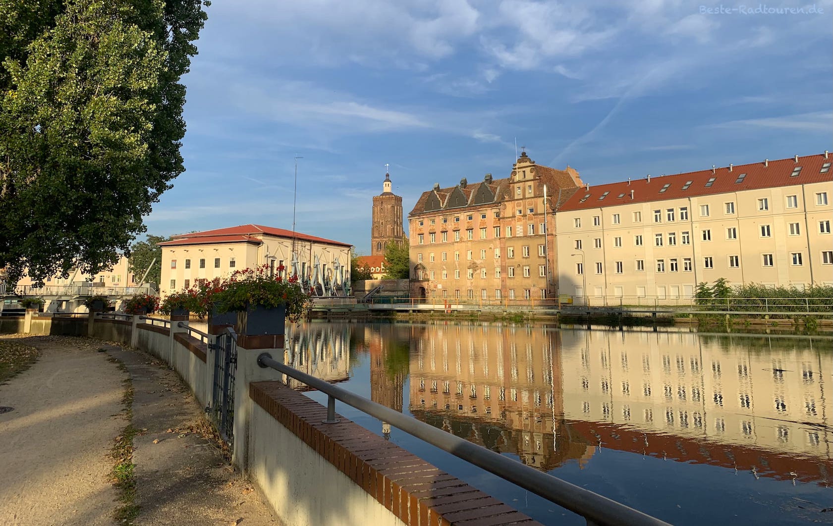 Deutsch-polnische Stadt: Blick vom Oder-Neiße-Radweg in Guben über die Neiße nach Gubin