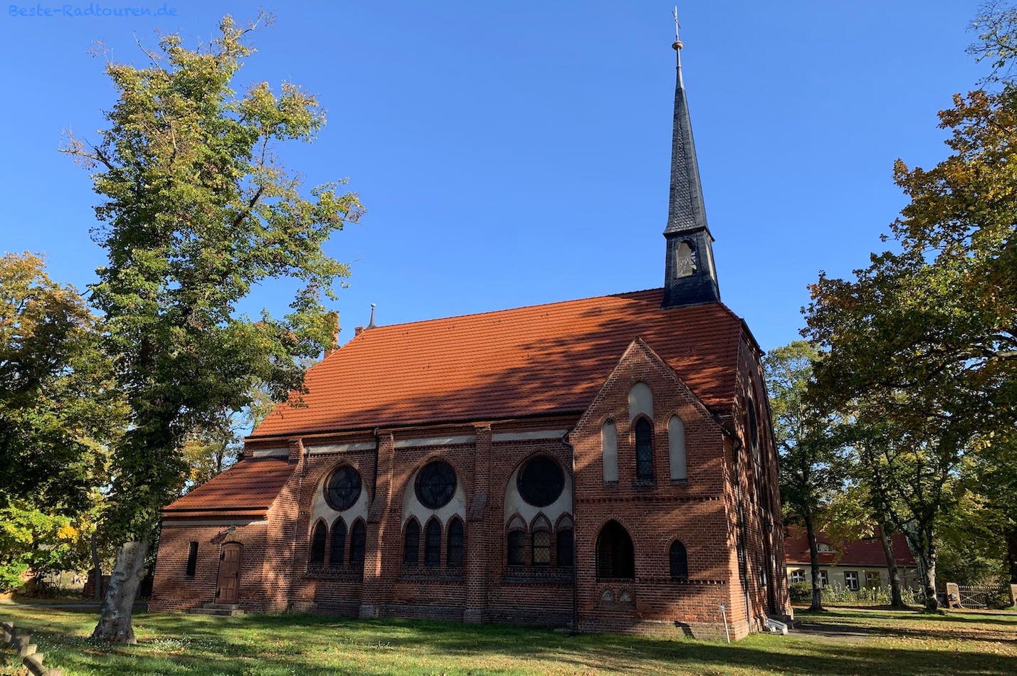 Dorfkirche Friedrichsthal, Gemeinde Oranienburg, Foto von der Seite