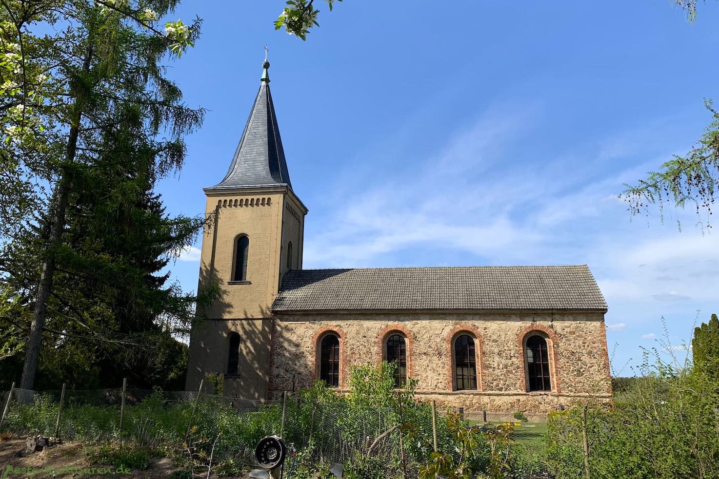 Foto vom Radweg aus: Kirche Hindenberg (Spreewald)