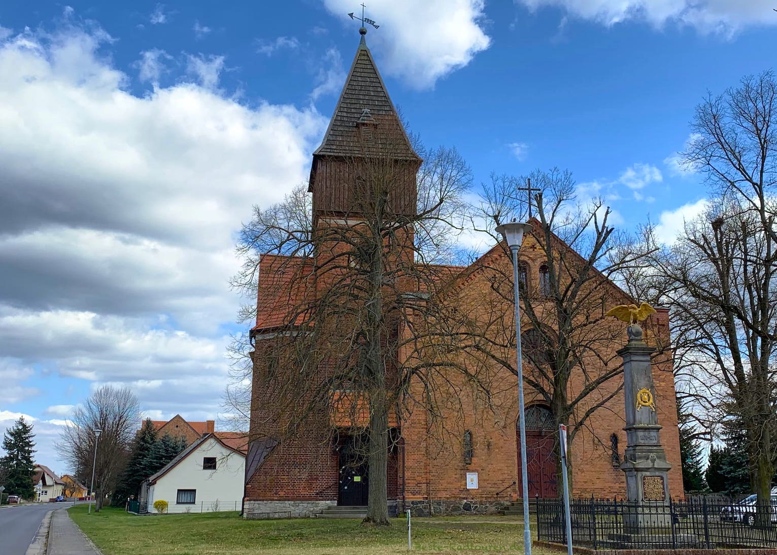 Dorfkirche von Spreenhagen, Foto von vorn mitsamt Kriegsdenkmal
