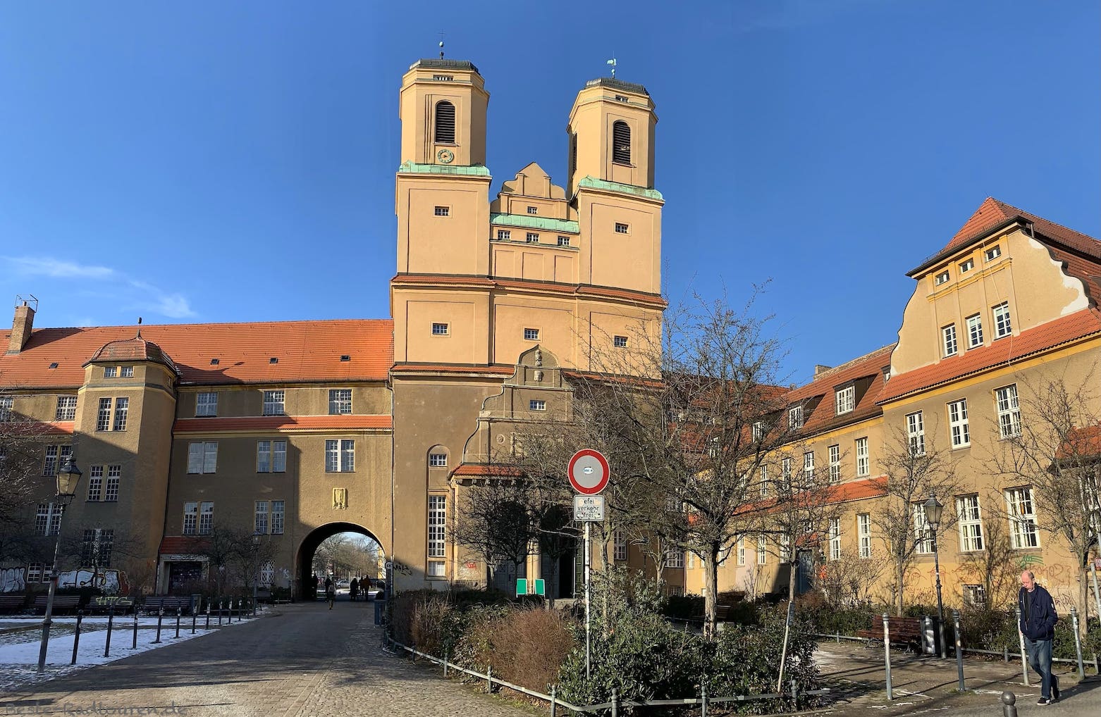 Foto im Zentrum von Baumschulenweg: Kirche Zum Vaterhaus, ehemalige Schule (heute Volkshochschule), Gemeindehaus