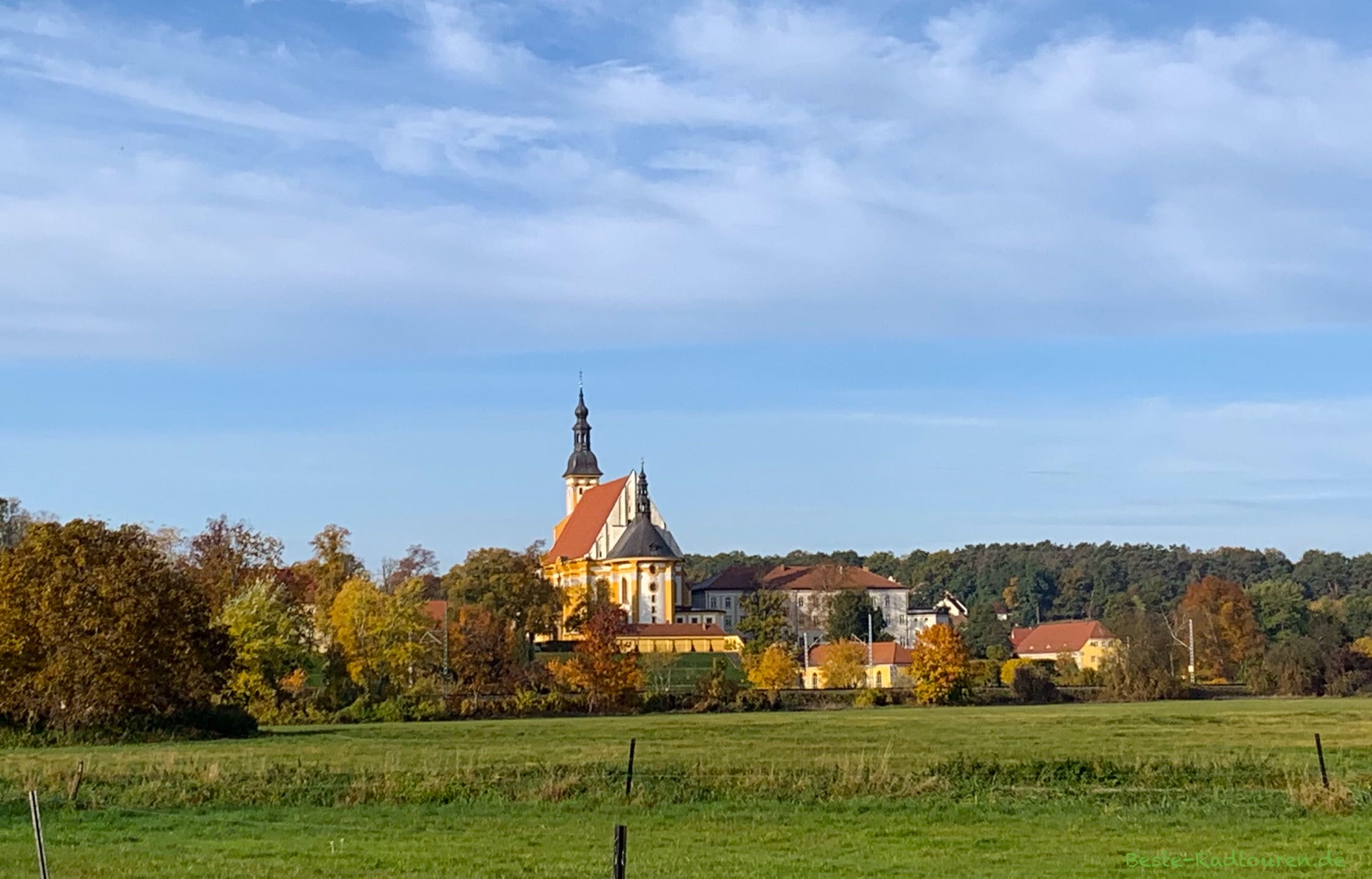 Foto vom Radweg Oder-Spree-Tour aus: Kloster Neuzelle und die umliegenden Gebäude