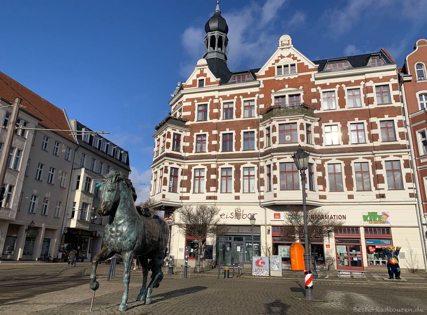 Schlossplatz im Zentrum von Köpenick: Tourismus-Information, Eisdiele, Pferdeskulptur