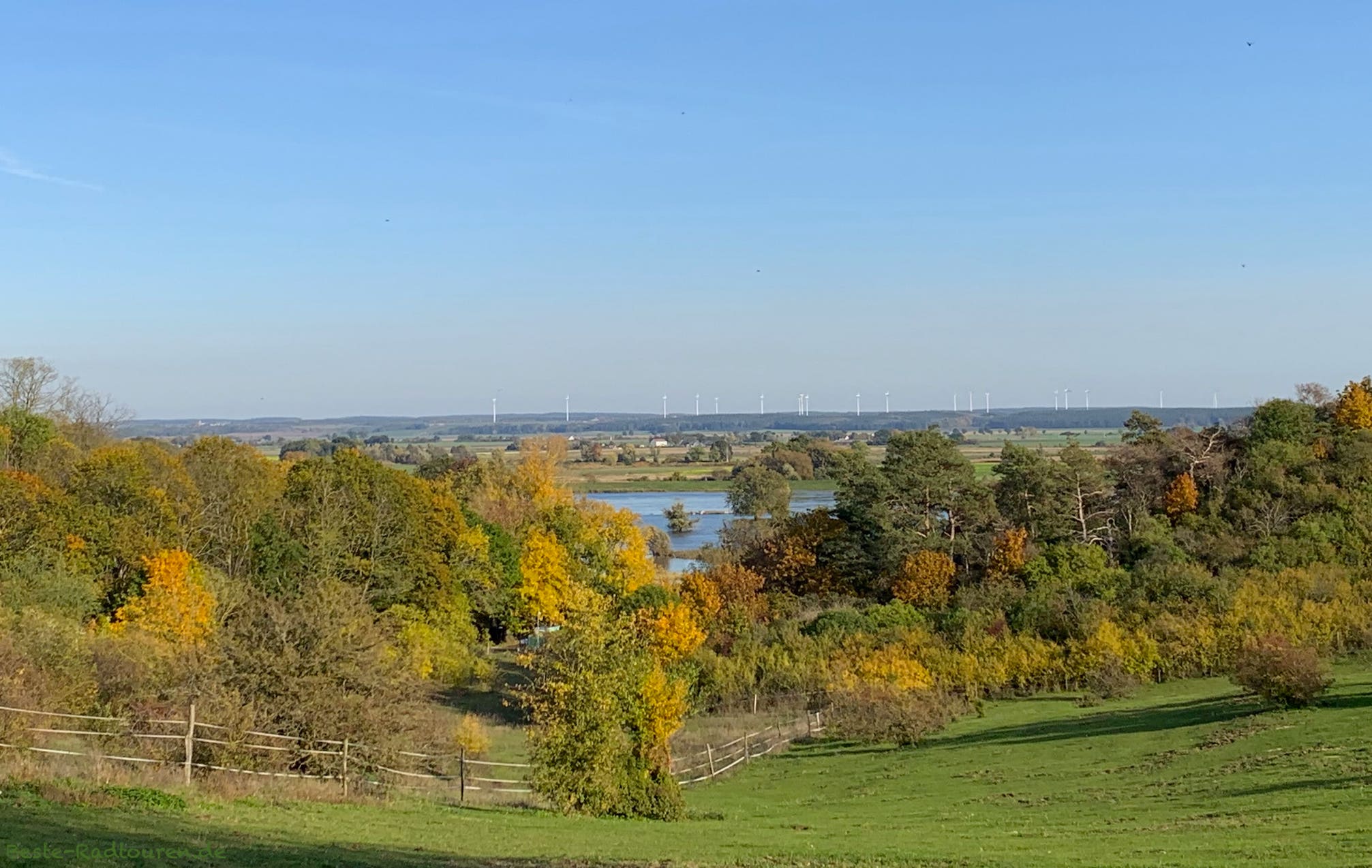 Oberhalb von Lebus, Foto vom Oderradweg aus: Blick auf die Oder-Landschaft im Herbst