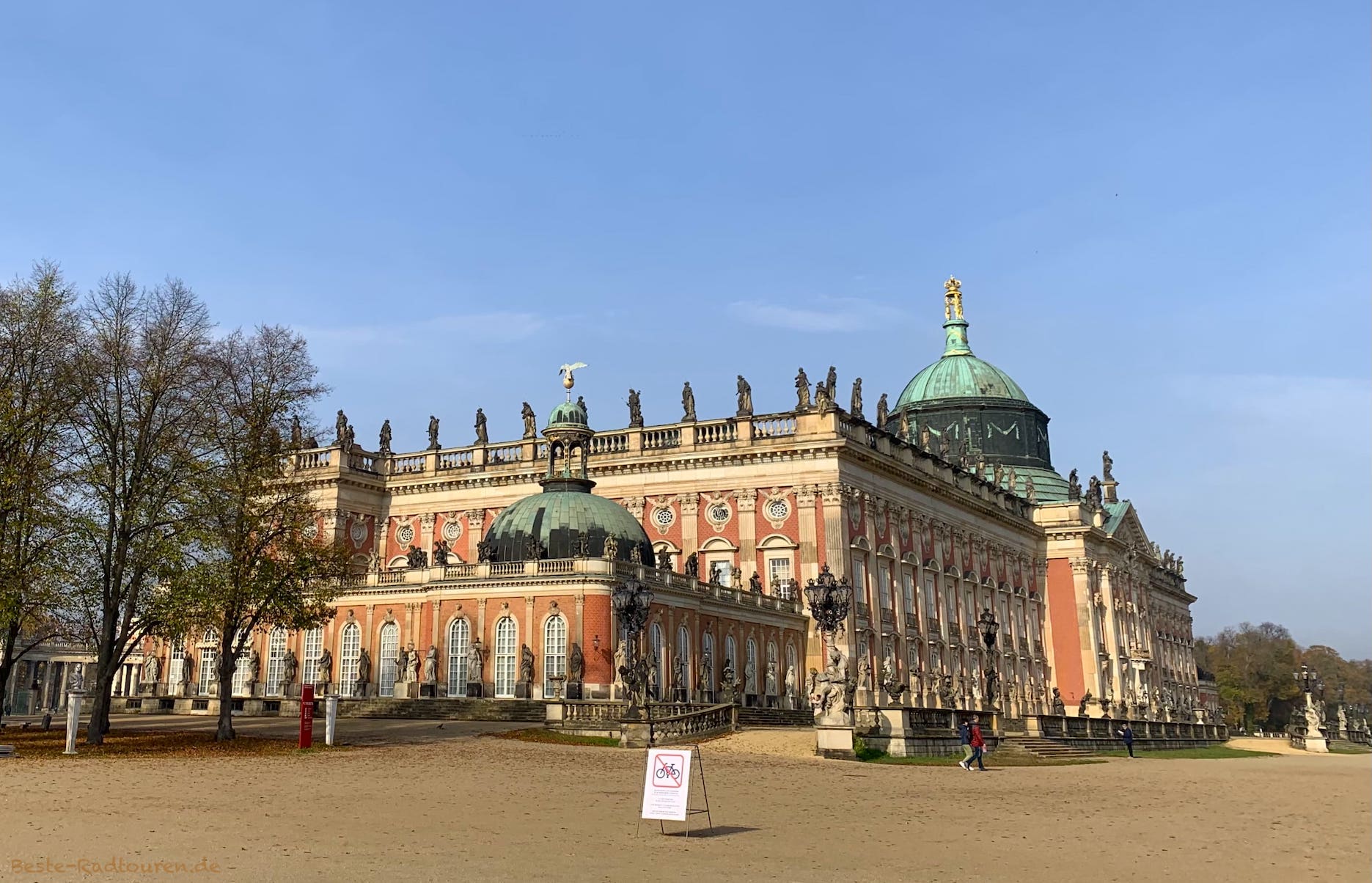 Foto vom Südosten und vom Radweg her: Neues Palais in Potsdam Sanssouci