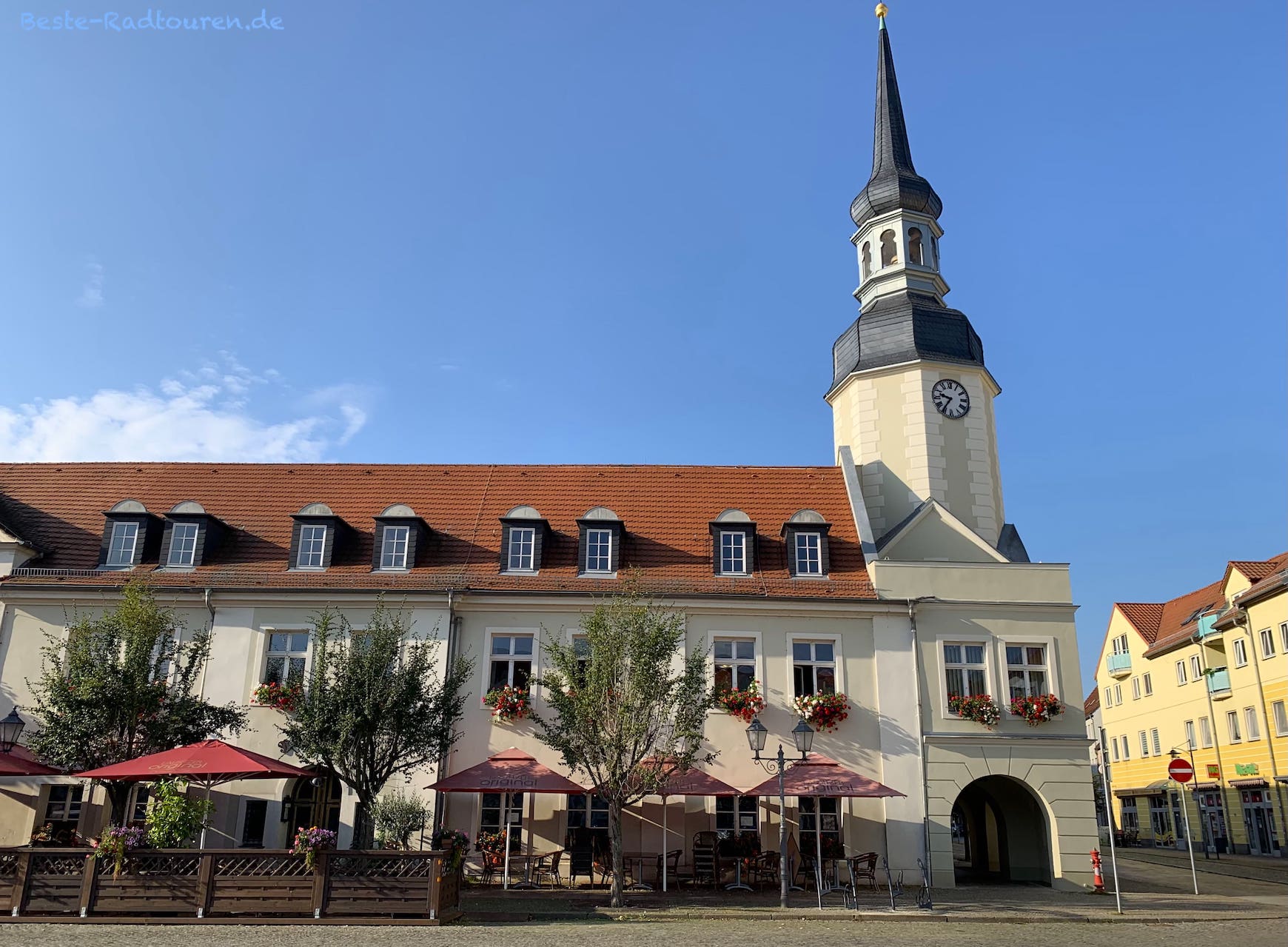 Foto vom Spree-Radweg im Zentrum von Spremberg: Rathaus am Marktplatz