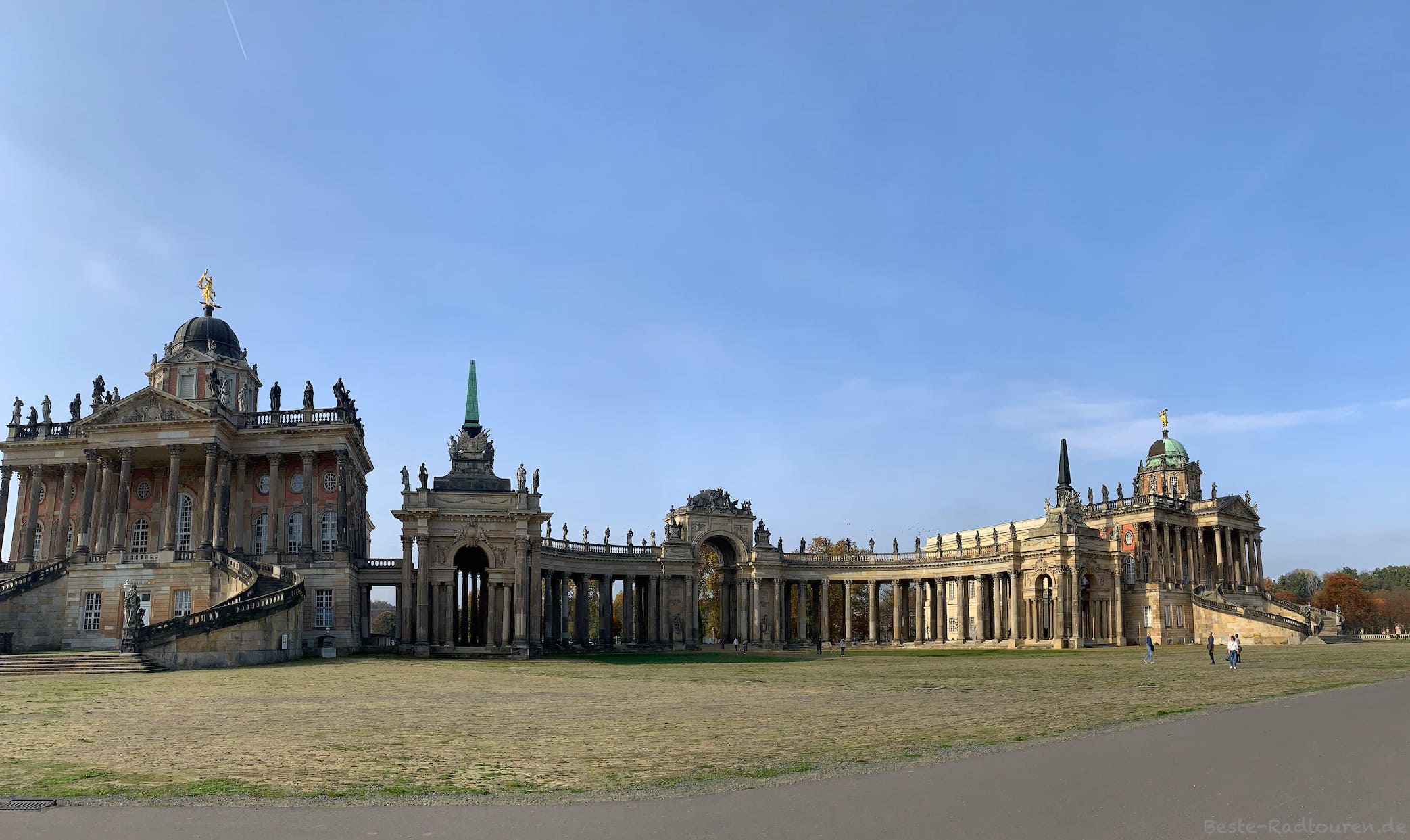 Foto von Westen her: Westseite der Communs in Sanssouci Potsdam