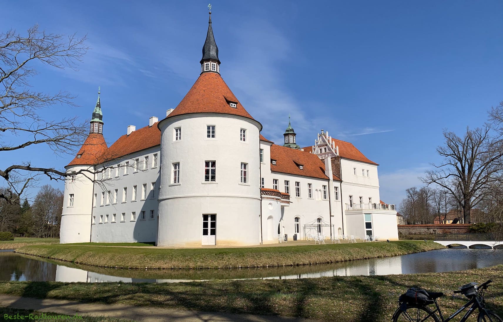 Foto von Osten her: Wasserschloss Fürstlich Drehna, Rückseite mit Schlossgraben
