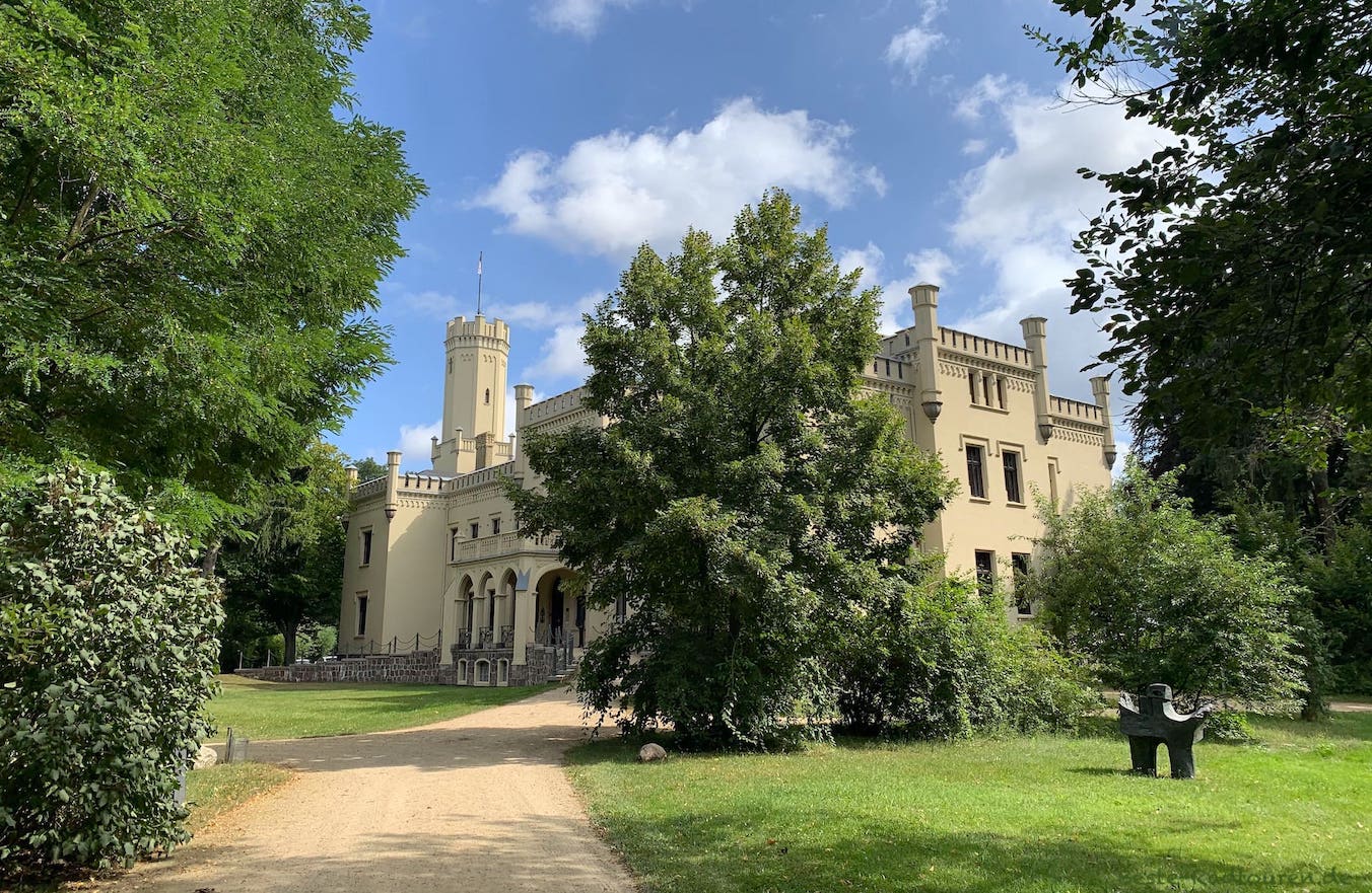 Schloss Reichenow, Foto vom Park und von der Zufahrt her