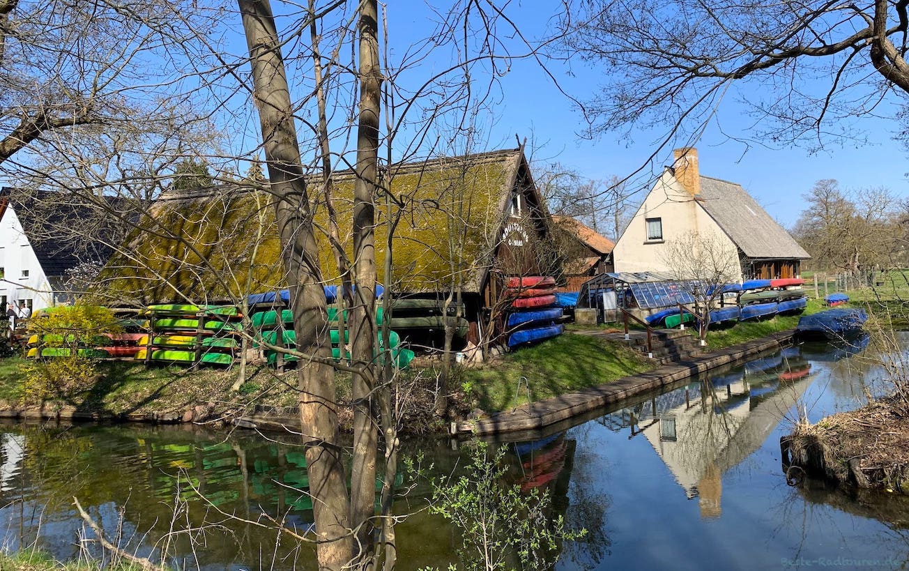 Foto vom Spreeradweg und Gurkenradweg aus: Bootsverleih und Kanu-Verleih an der Spree in Burg-Kolonie (Spreewald)