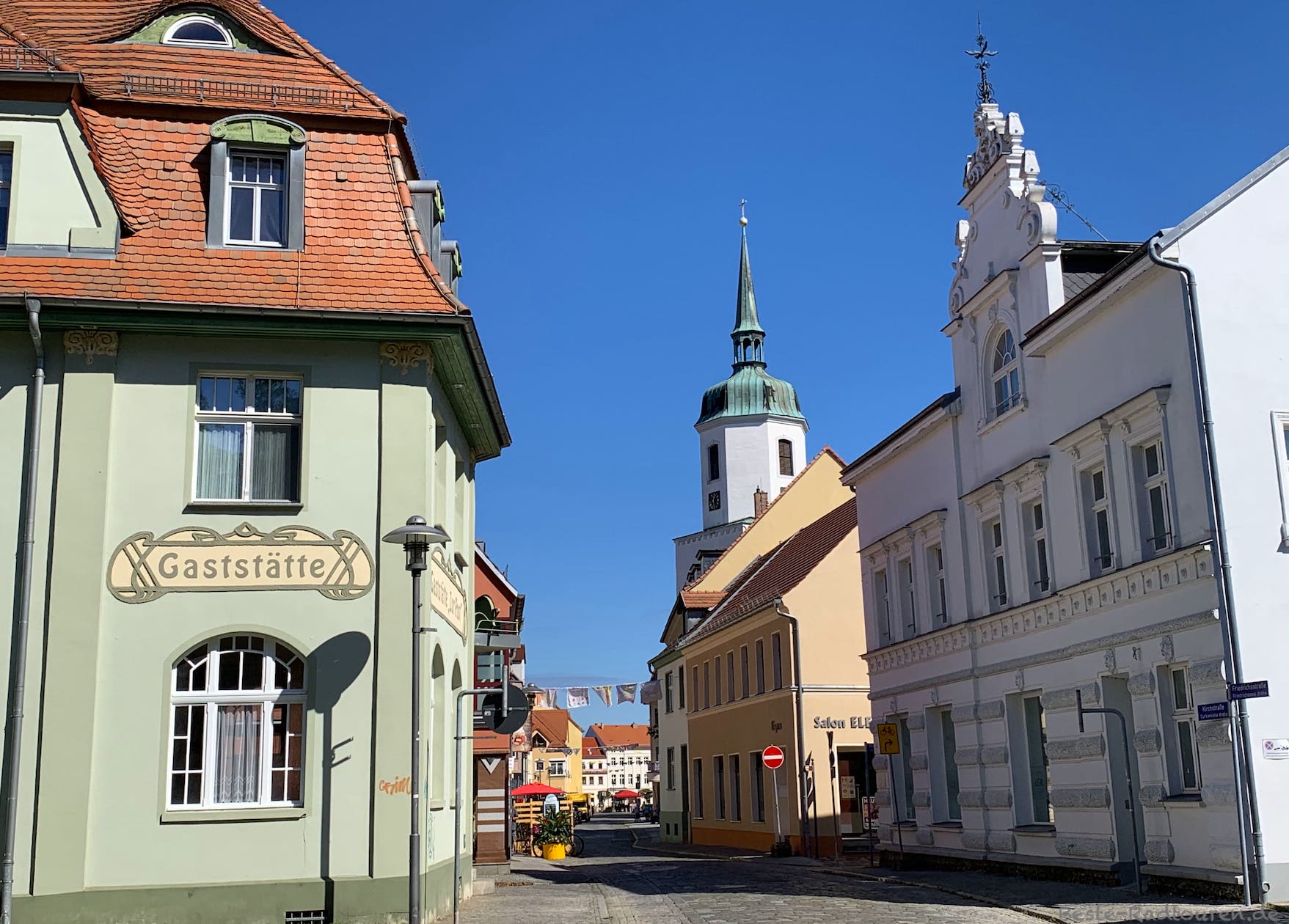 Foto vom Radweg aus: Altstadt von Hoyerswerda, Johanneskirche, Gaststätte