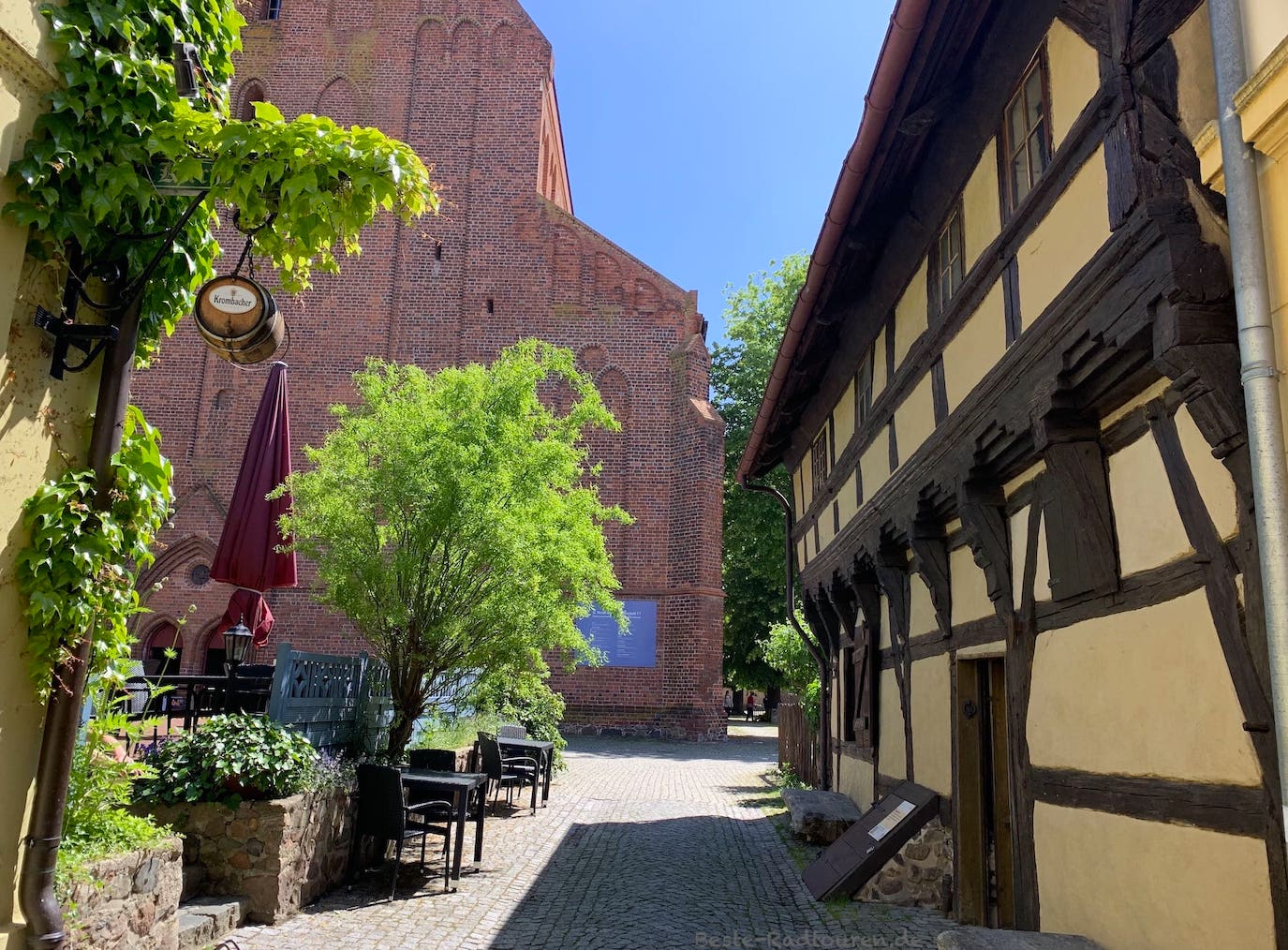 Foto im Zentrum von Beeskow: Kirchgasse, Lokal, St.-Marien-Kirche, ältestes Haus