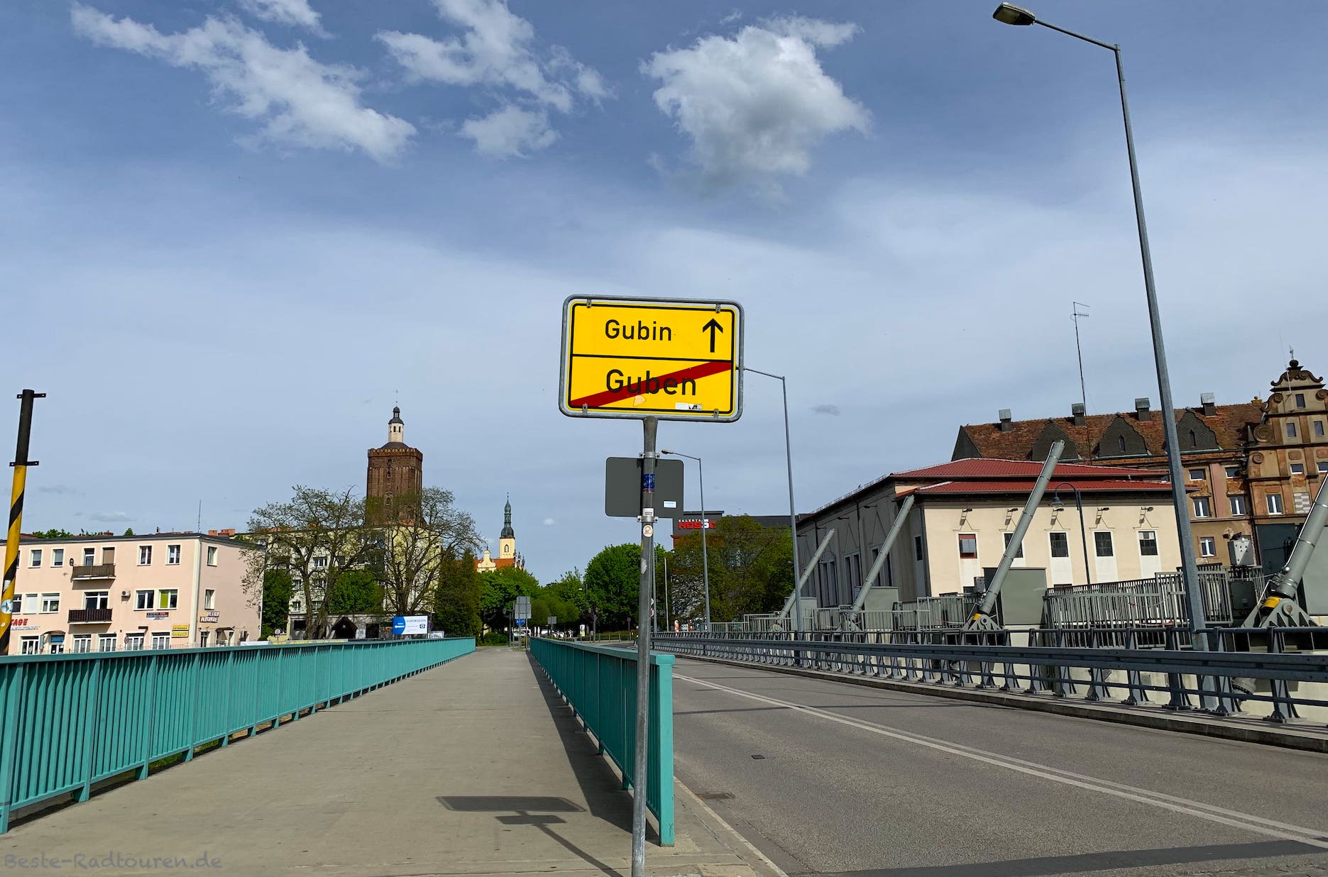 Foto vom Oder-Neiße-Radweg aus: Brücke auf der Grenze zwischen Guben und Gubin, Ortsschild