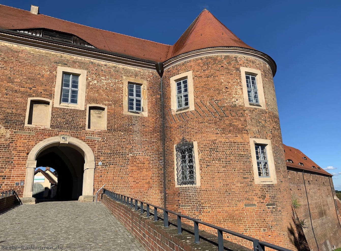 Bad Belzig: Eingang der Anlage der Burg Eisenhardt, Foto von außen