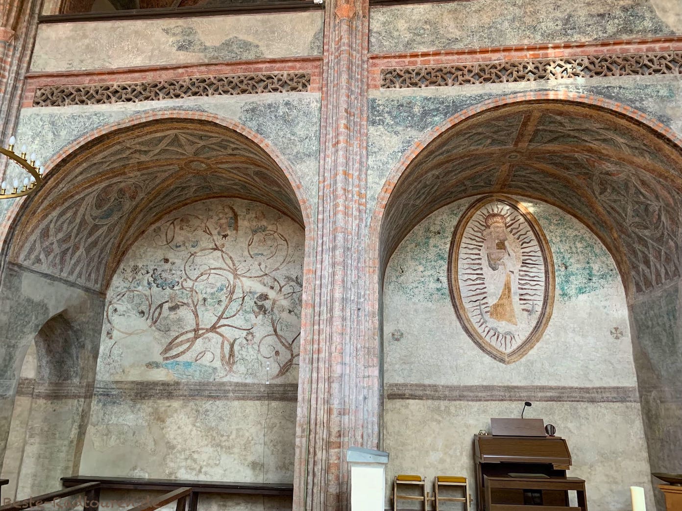Burg-Kapelle Ziesar, Foto innen, alte Wandmalereien aus dem Mittelalter