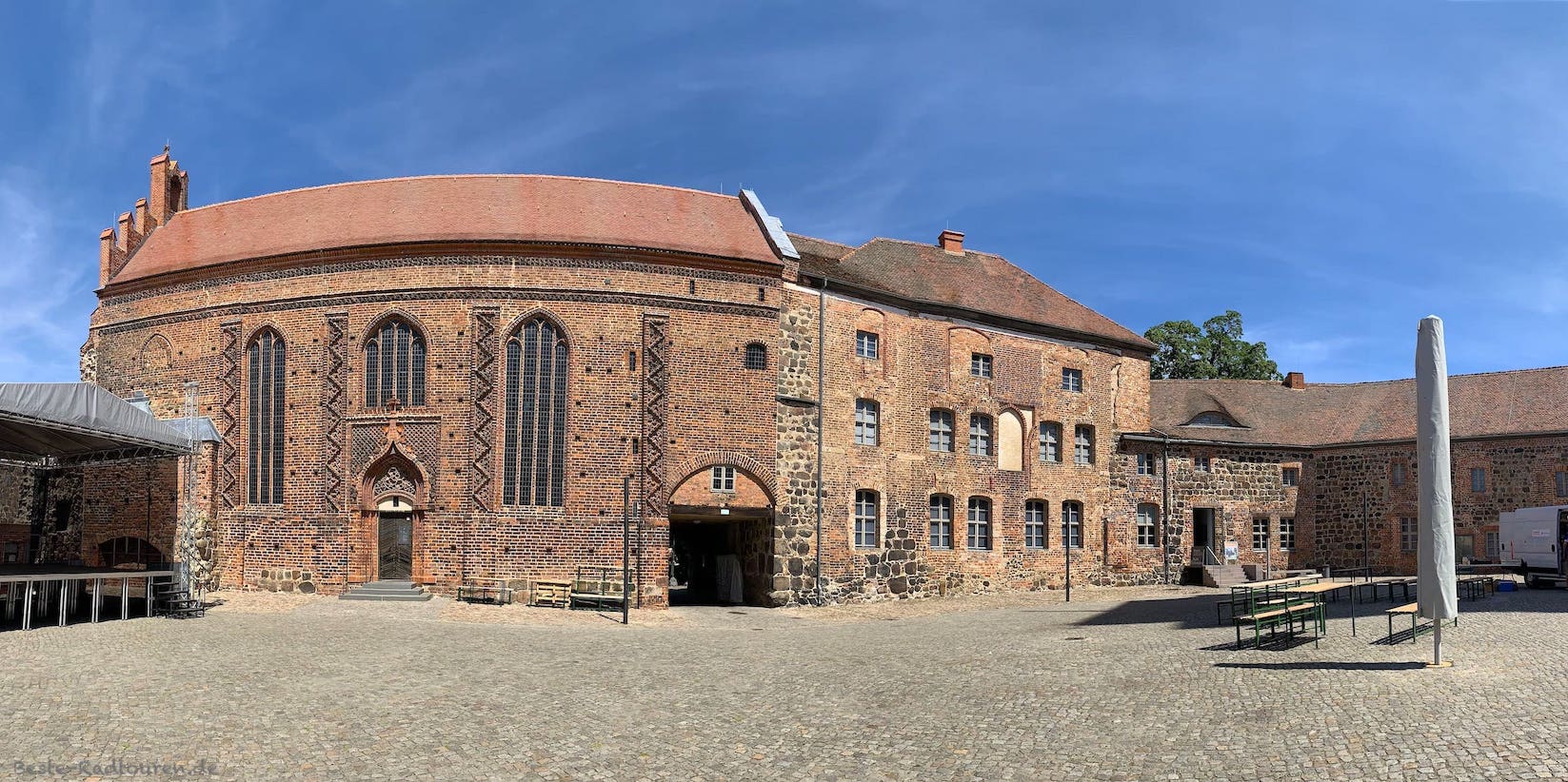 Burg Ziesar, Panorama-Foto vom Innenhof, mit Kapelle
