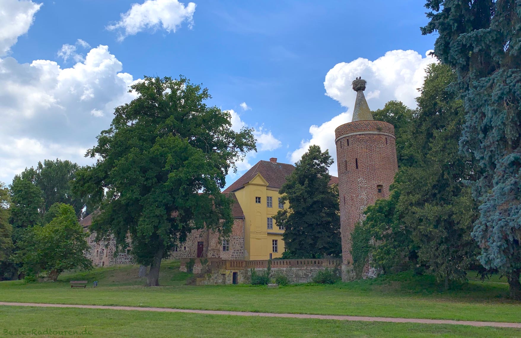 Foto vom Park her: Burg Ziesar, Storchenturm, Palas