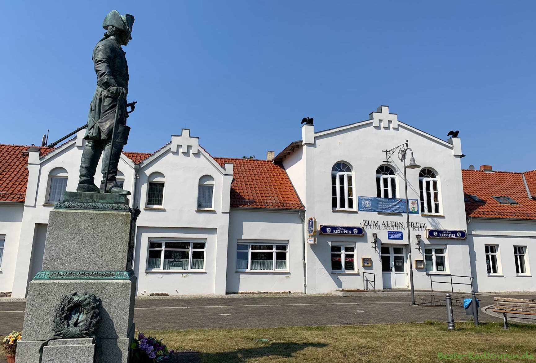 Foto vom Radweg aus: Denkmal von Friedrich dem Großen in Letschin, Gaststätte Zum Alten Fritz