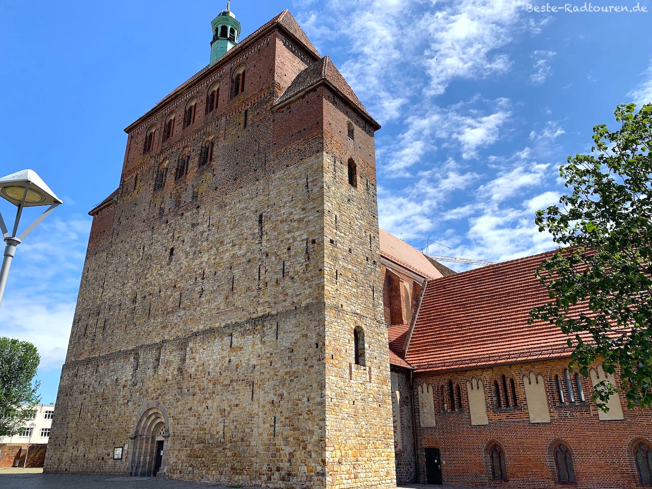 Teilansicht vom Dom in Havelberg, Turm und Seitengebäude, Foto von der Seite