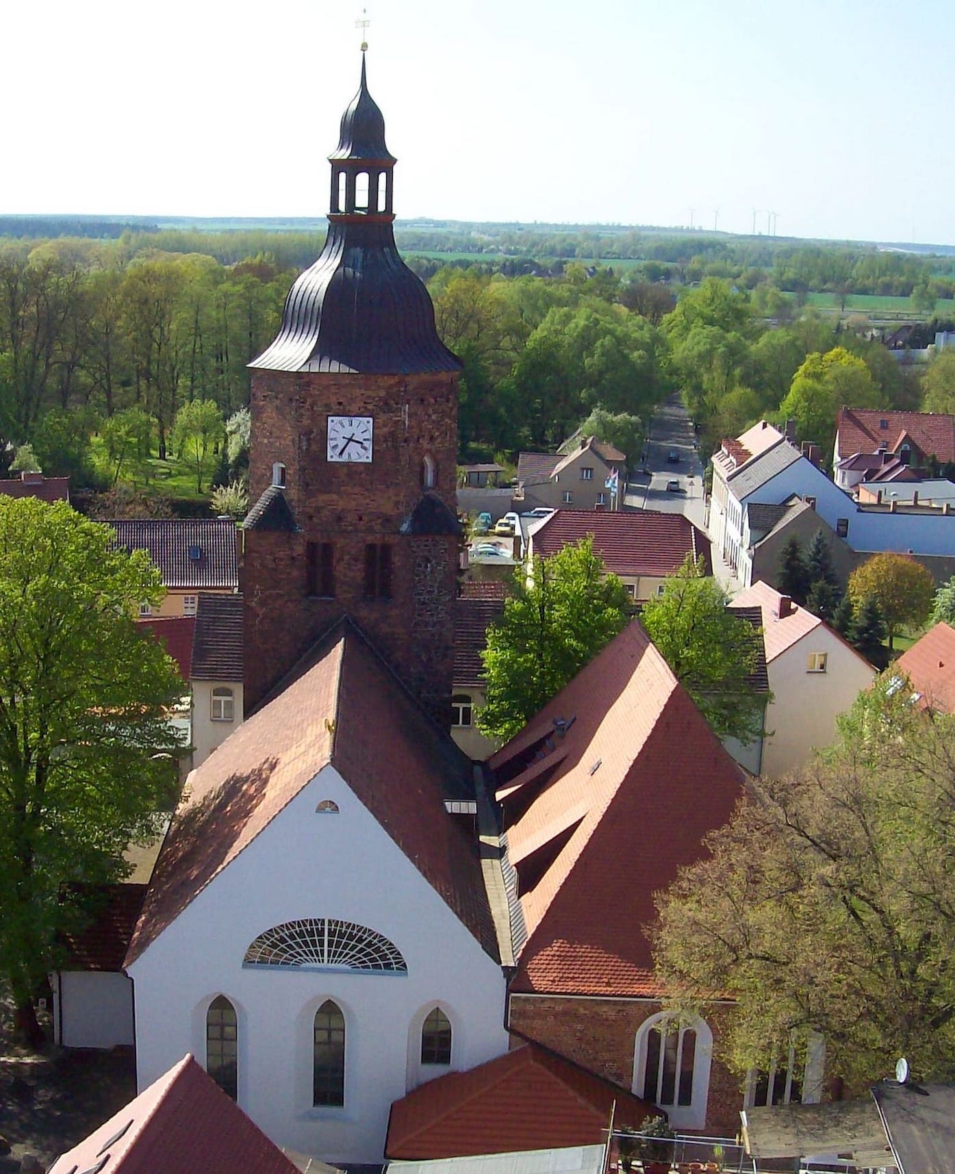 Foto von oben: Doppelkirche Vetschau, deutsche und wendische Kirche nebeneinander vor dem Kirchturm