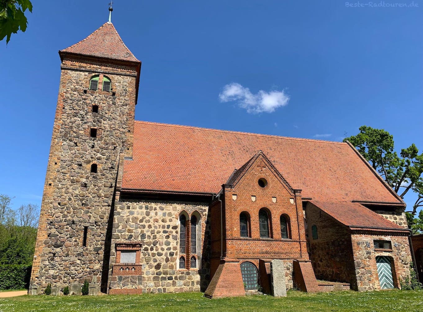 Foto vom Radweg aus: Dorfkirche von Radensleben (Neuruppin)