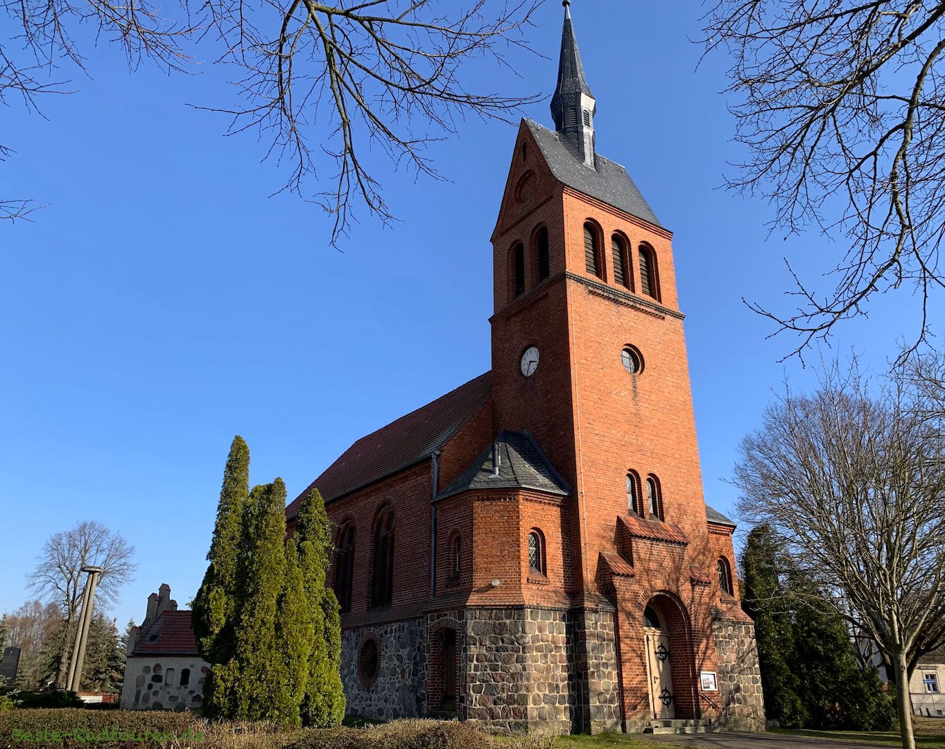 Foto vom Radweg aus: Dorfkirche Stolzenhagen bei Wandlitz