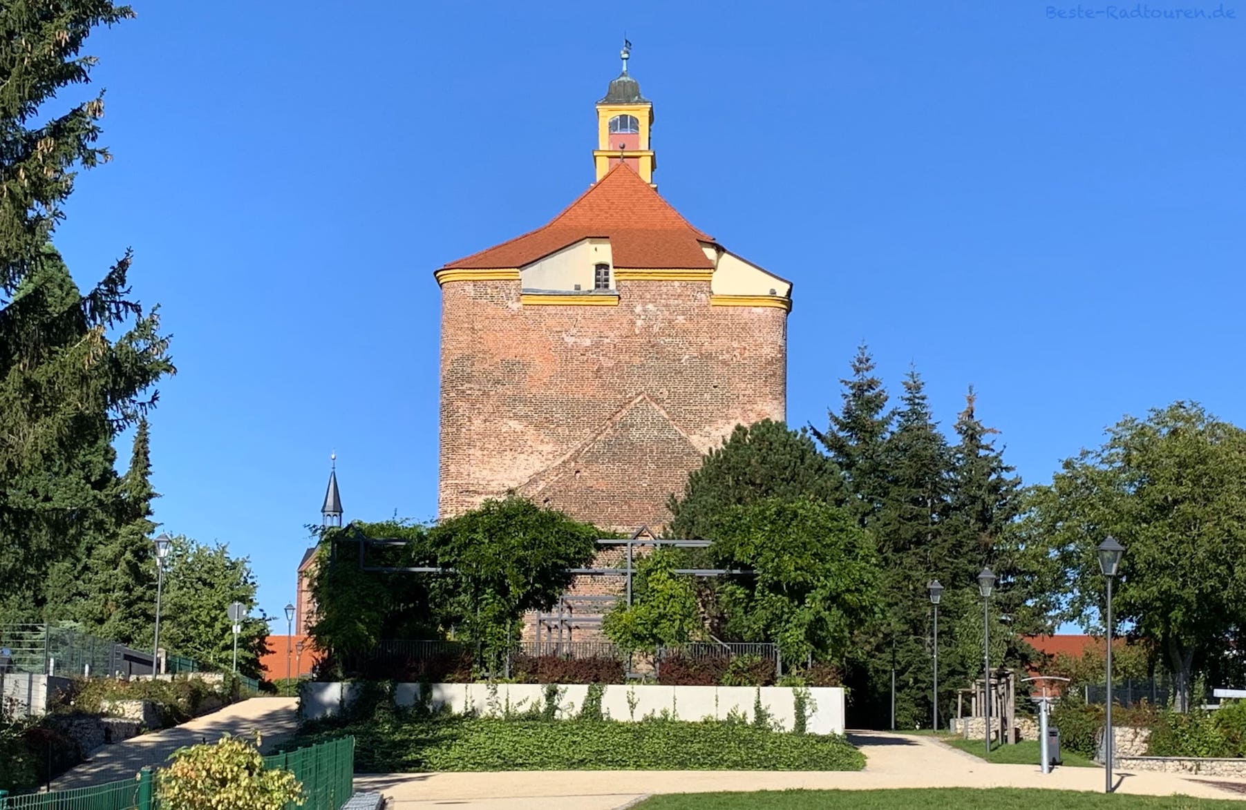 Foto vom Gurkenradweg und Fürst-Pückler-Radweg aus: Turm der ehemaligen Festung in Peitz
