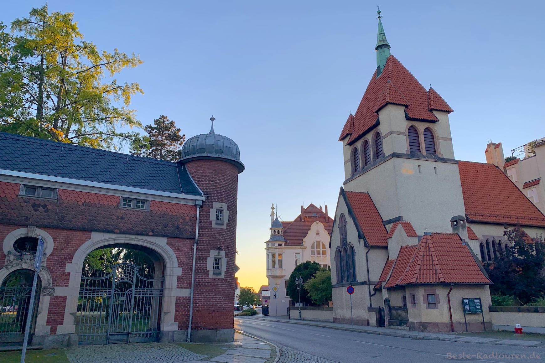 Foto vom Osten her: Historischer Stadtkern Guben, Kirche des Guten Hirten, schönes altes Tor