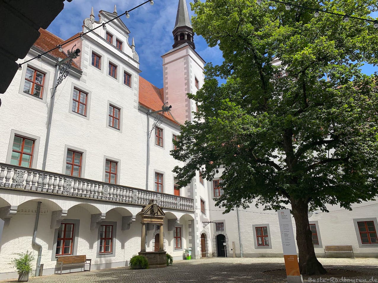 Innenhof von Schloss Doberlug, Foto vom Eingang her