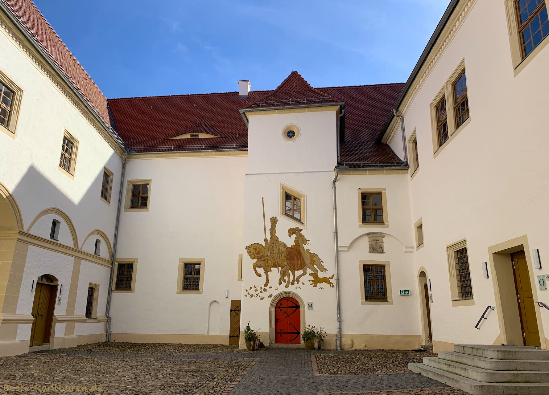 Foto vom Eingang her: Wandgemälde im Innenhof von Schloss Finsterwalde