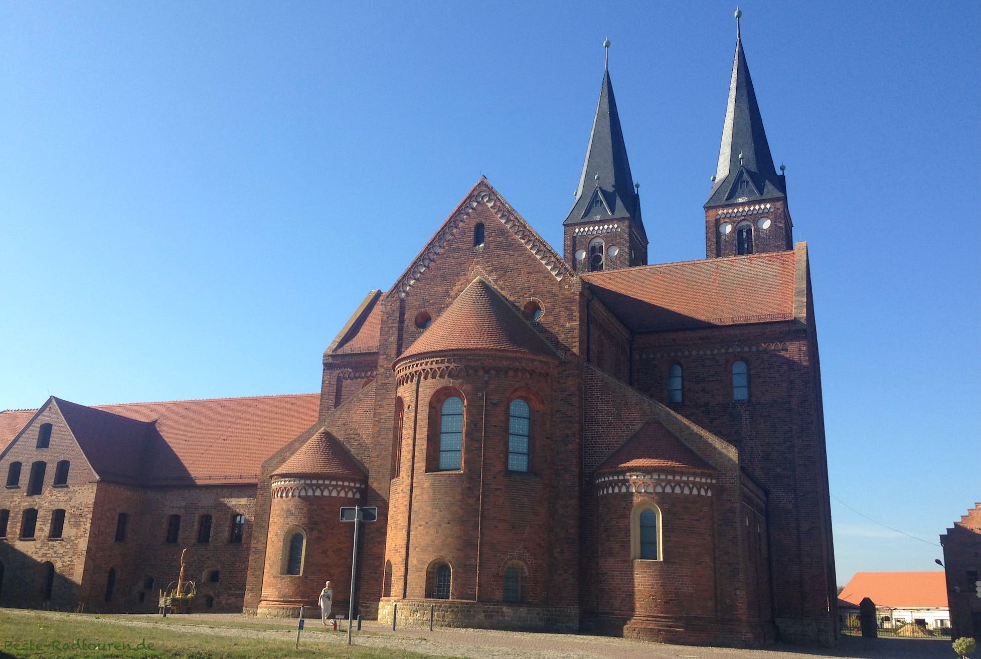 Foto vom Eingang her: Kloster Jerichow und Türme der Stifts-Kirche St. Marien und St. Nikolaus