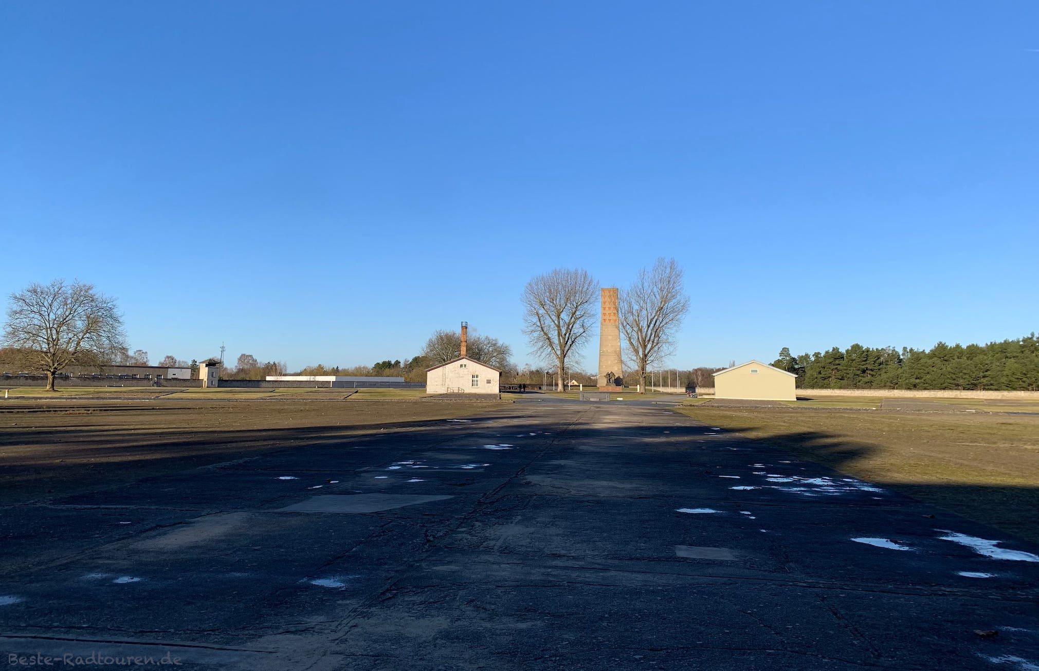 Foto vom ehemal. Eingang aus: KZ Sachsenhausen: Appellplatz, Wäscherei, Häftlingsküche, Galgenplatz, sowjetisches Mahnmal