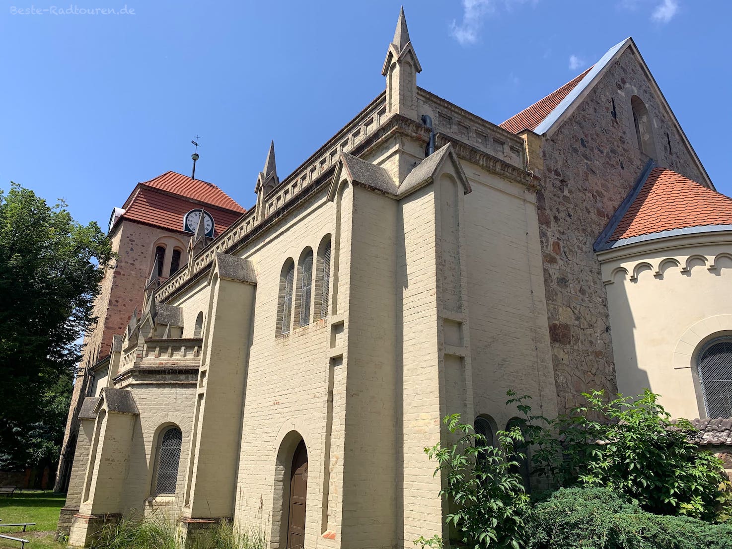 Dorfkirche von Görzke, Foto von schräg hinten
