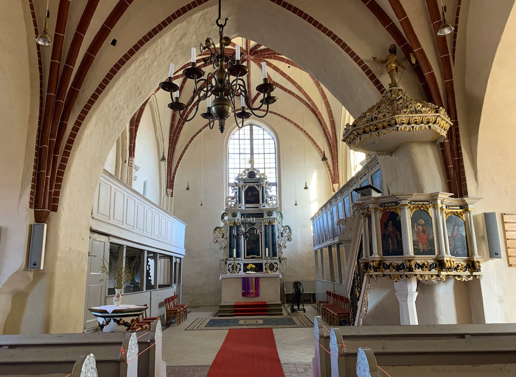Stadtkirche St. Nicolai Kremmen, Foto innen: Altar, Kanzel