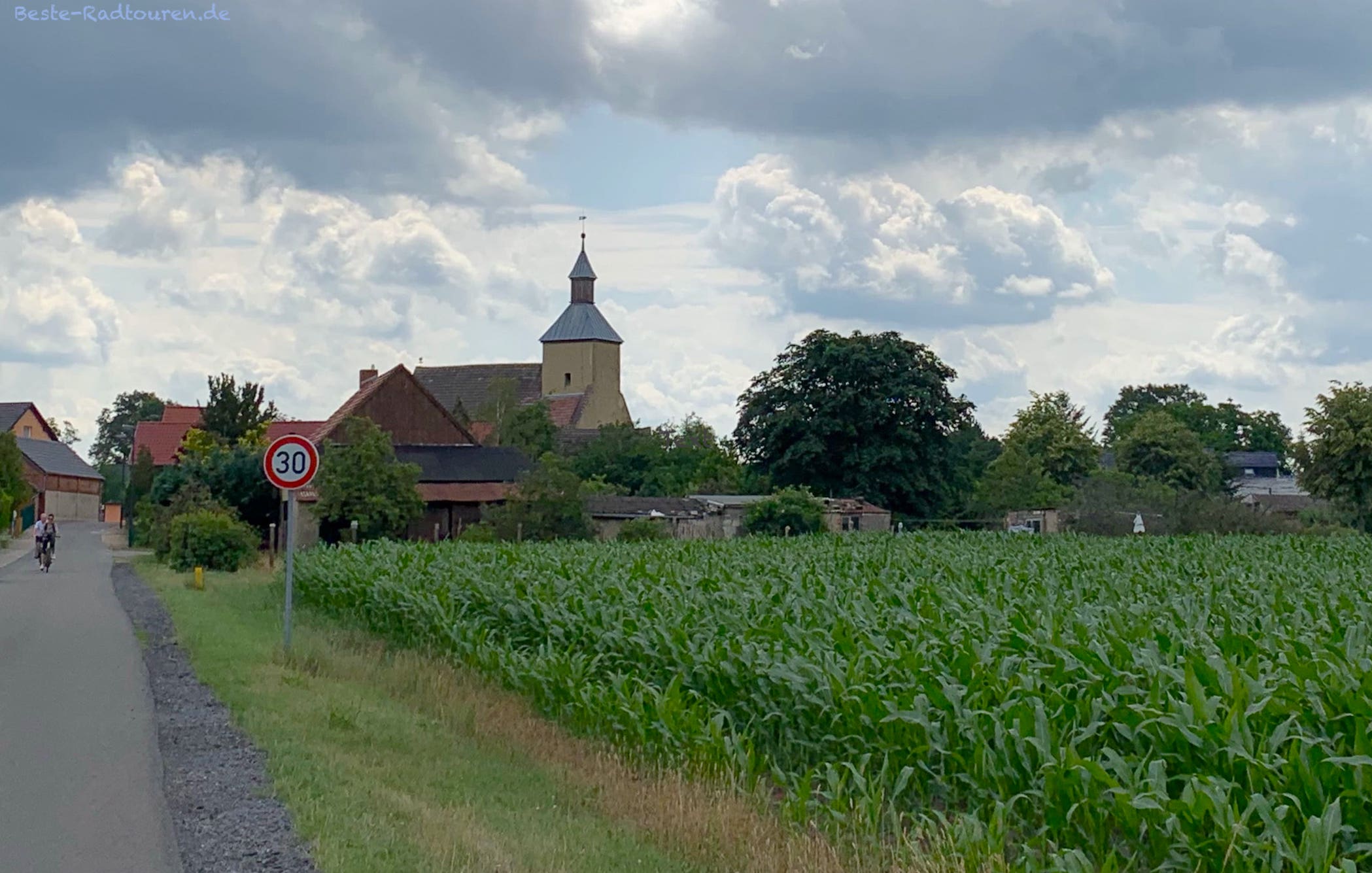 Foto vom Radweg aus: Dorf Leibchel in der Märkischen Heide, Kirche
