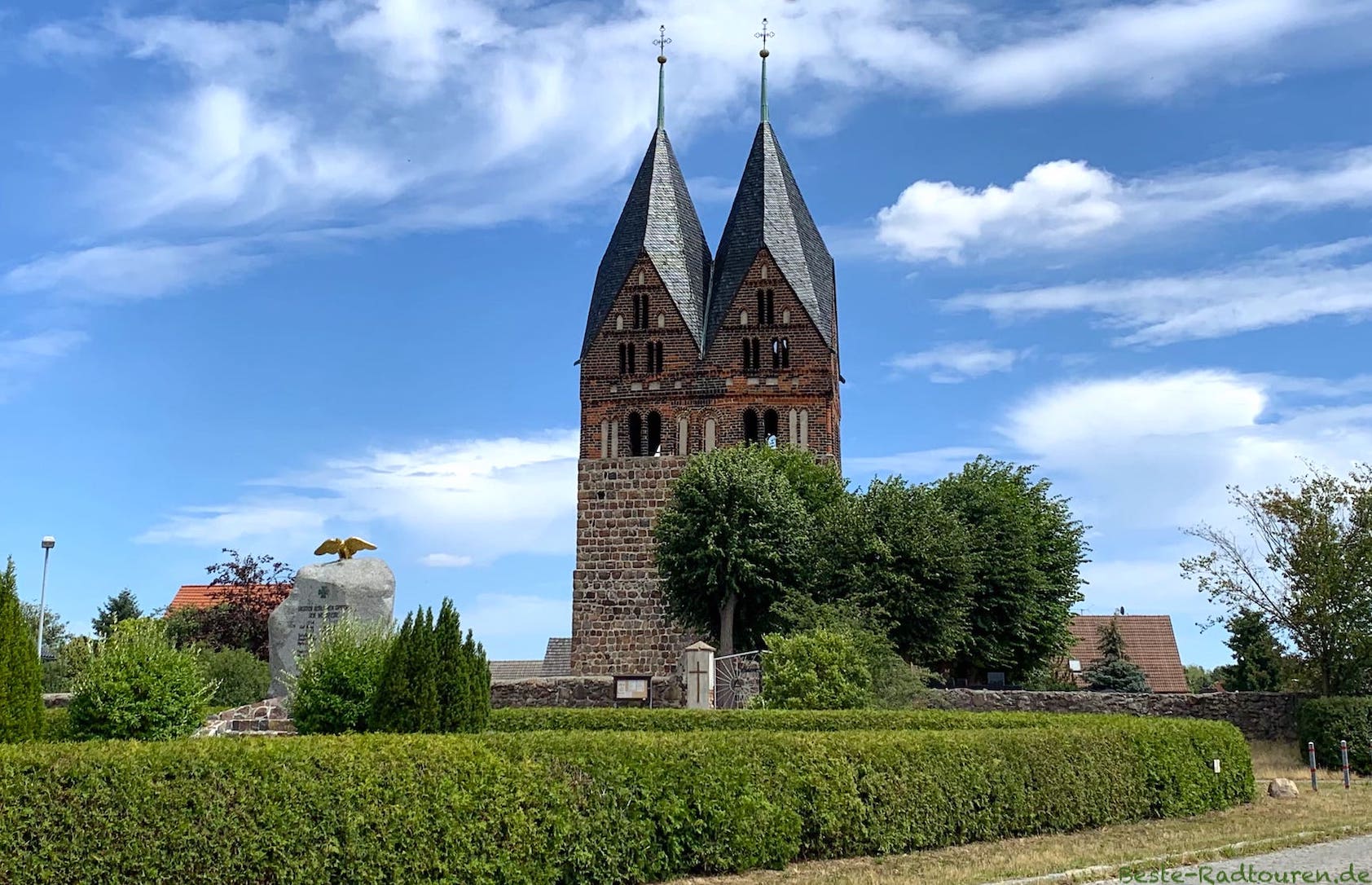 Kirche Lugau (Doberlug-Kirchhain), Foto von vorn mit Kriegsdenkmal