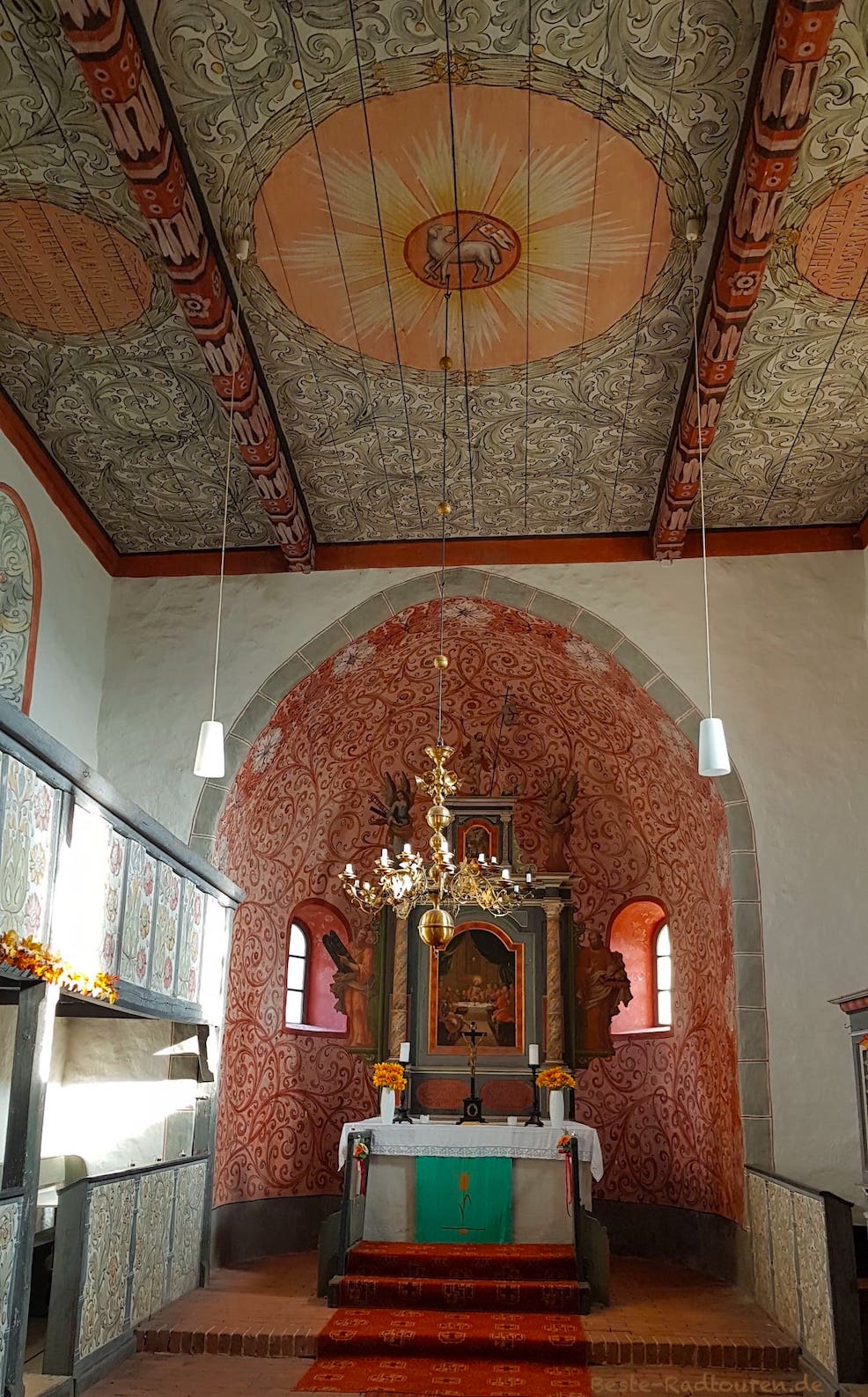 Dorfkirche Raben, Foto innen: Altar, Wandmalereien, Deckenmalereien, Gestaltung der Emporen