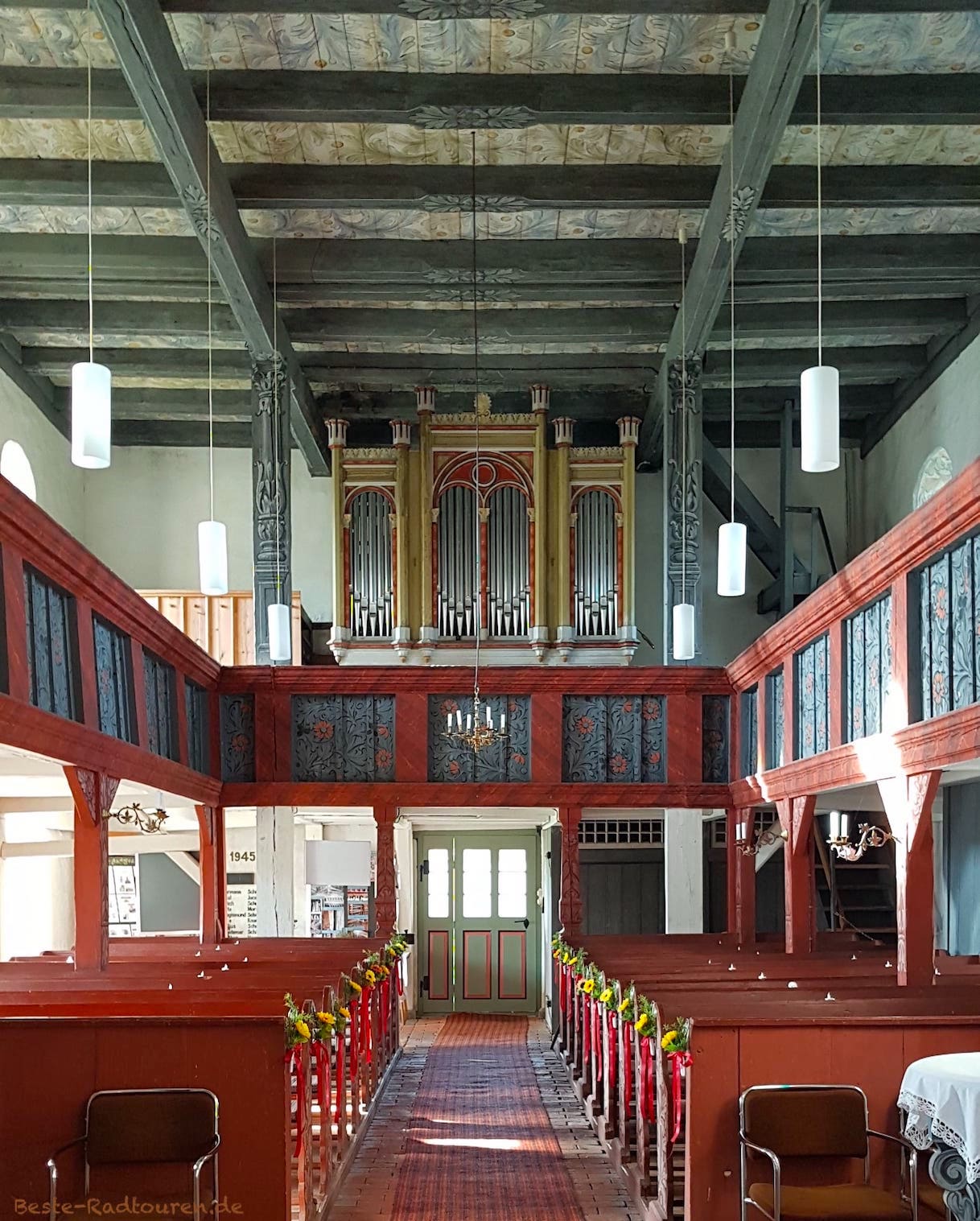 Dorfkirche Raben, Foto innen: Deckenmalereien, Gestaltung der Empore, der Orgel