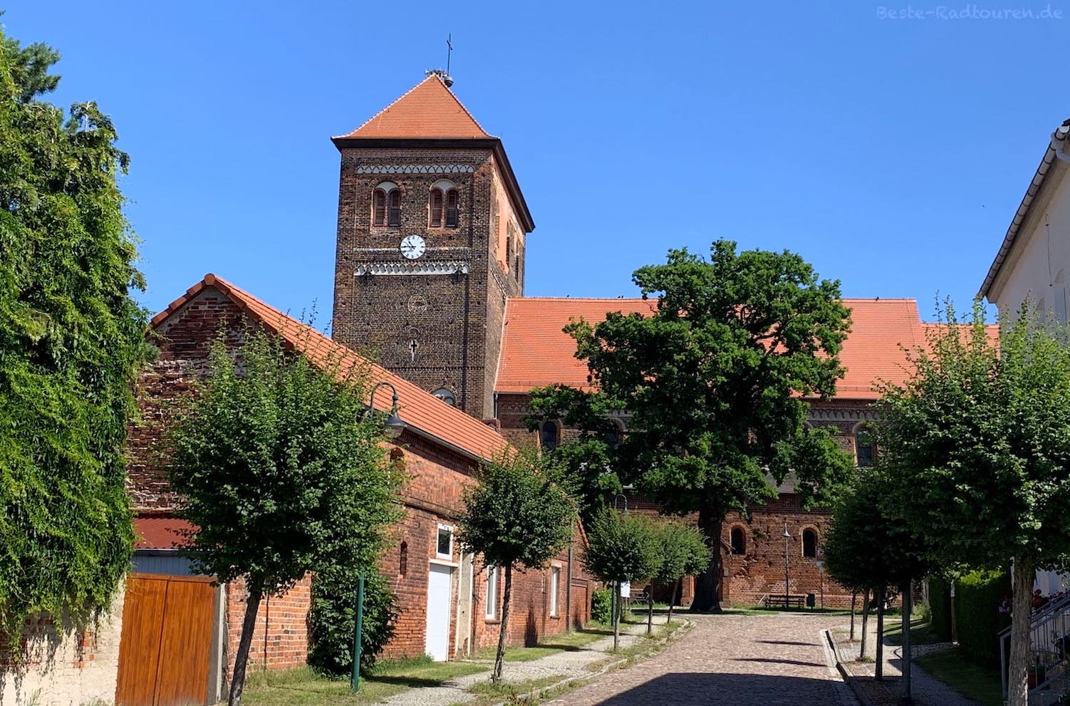 Foto vom Radweg her: Dorfkirche Sandau (Elbe)
