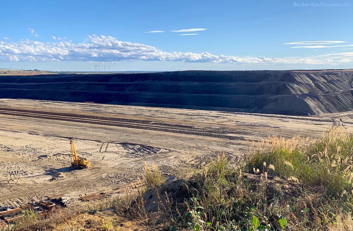 Foto vom Rand aus: Blick in das Kohle-Tagebau-Gebiet Jänschwalde-Ost