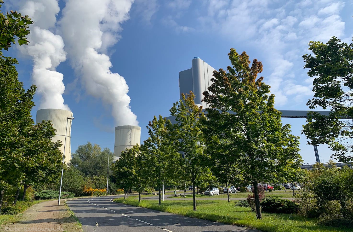 Foto vom Radweg aus: Lausitzer Kohle-Kraftwerk Schwarze Pumpe