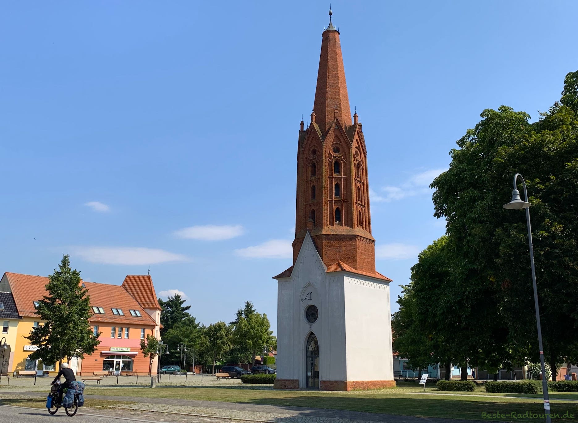 Foto vom Radweg aus: Schinkelturm in Letschin