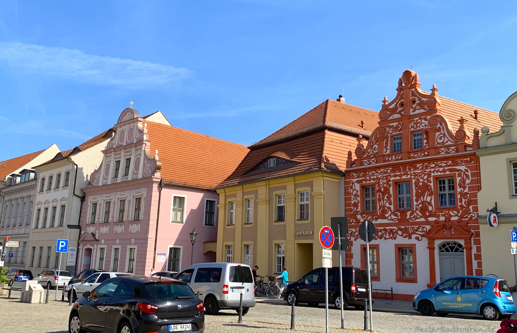 Foto im Zentrum: Bunte Altbauten und schöne Häuser im Stadtkern von Luckau