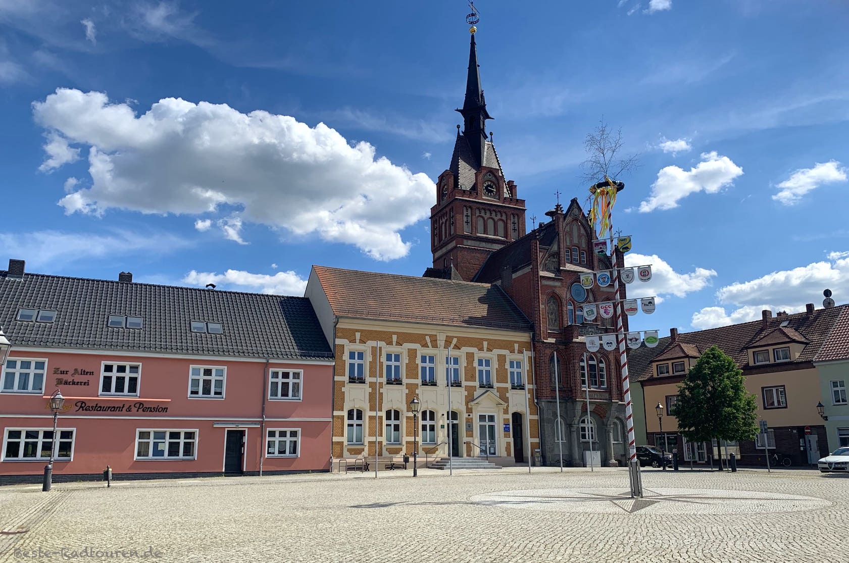 Foto vom Dahme-Radweg aus: Marktplatz von Golssen; Rathaus mit Turm